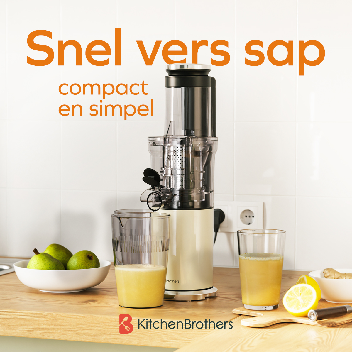Juicer met sap, glazen, peren in een kom en tekst 'Snel vers sap'.