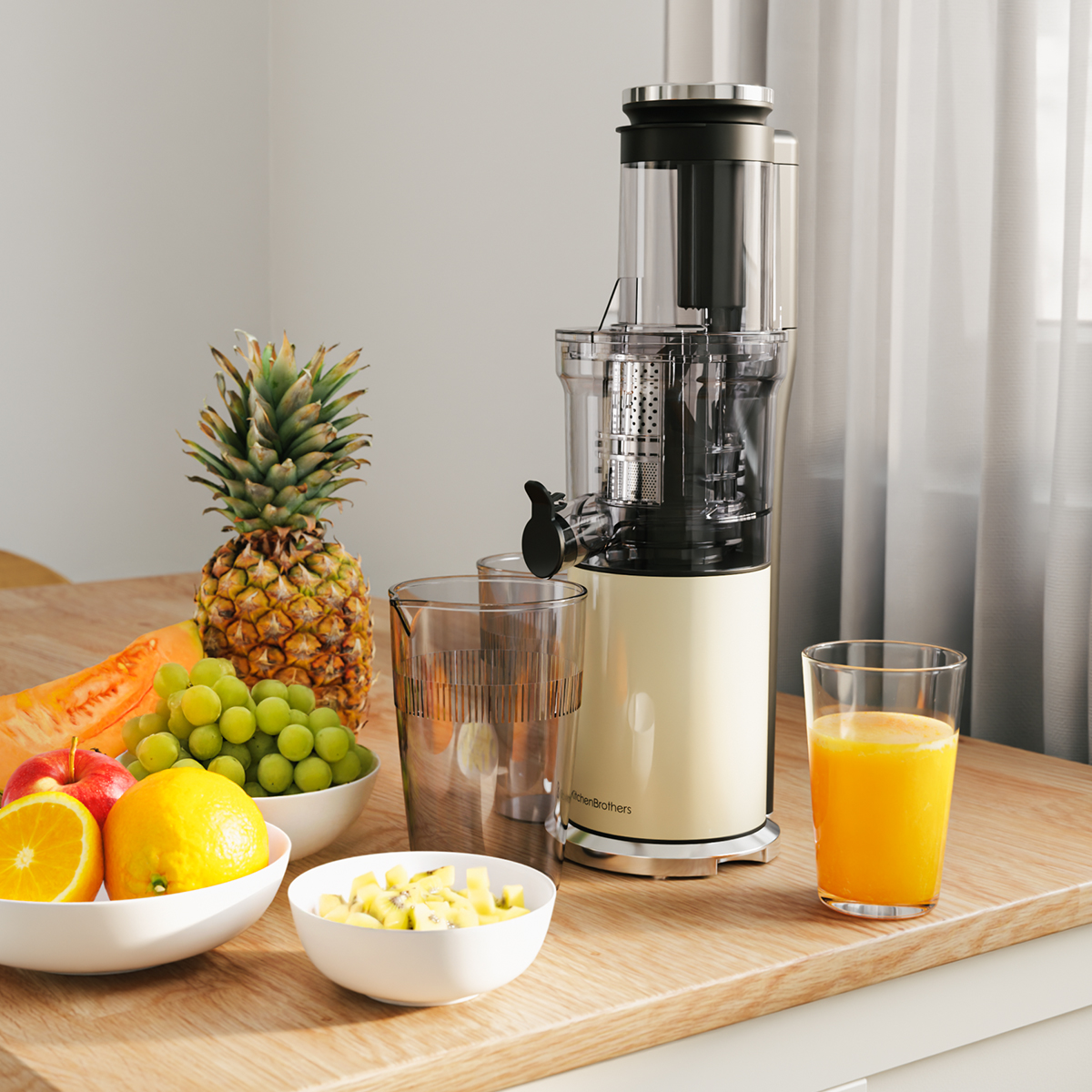 Een juicer met fruit op een houten tafel. Inclusief ananas, druiven, sinaasappels, citroen en kiwi.