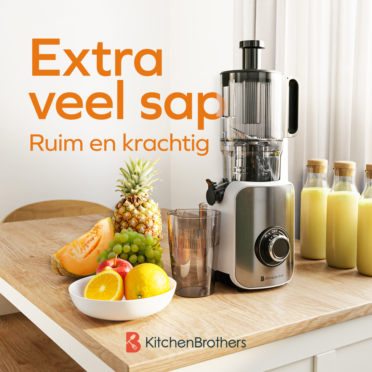 Een sapcentrifuge met fruit en sap. Ananas, sinaasappel, druiven en meloen op de tafel.