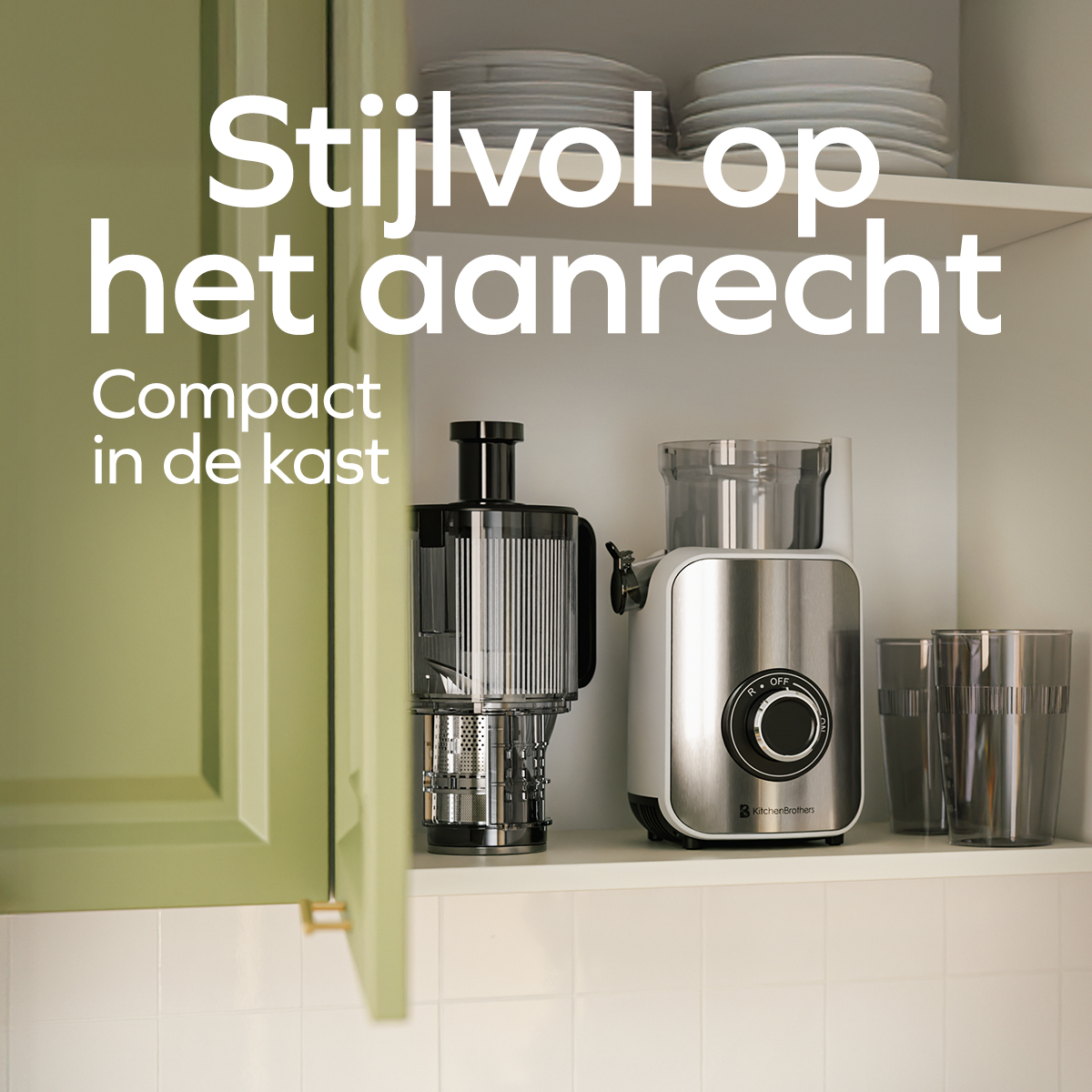 Een sapcentrifuge en accessoires in een keukenkast. De kast is groen en de achtergrond is wit.