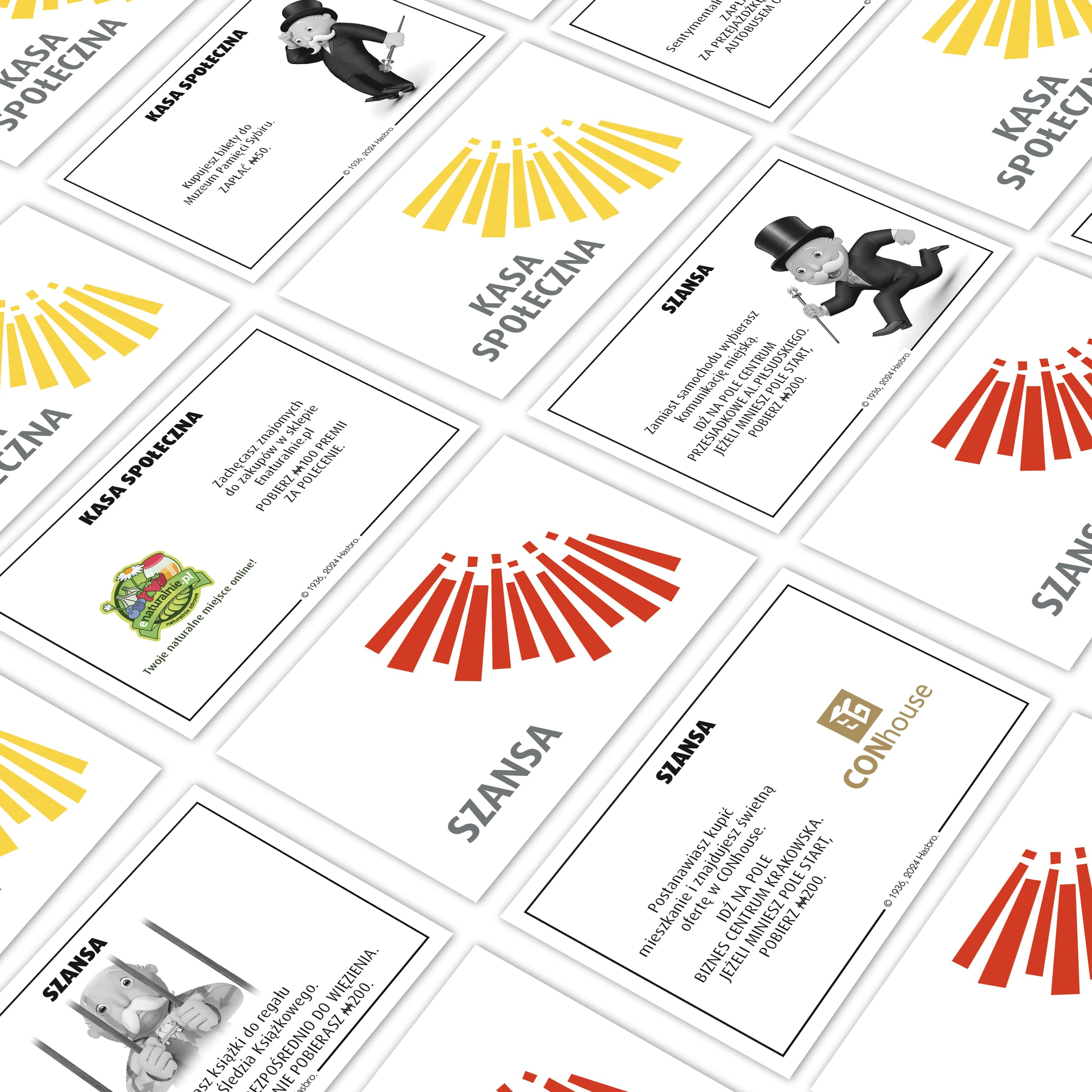 Kolekcja kart Szansa i Kasa Społeczna z gry Monopoly, niektóre z ilustracjami Pana Monopoly i innych ikon.