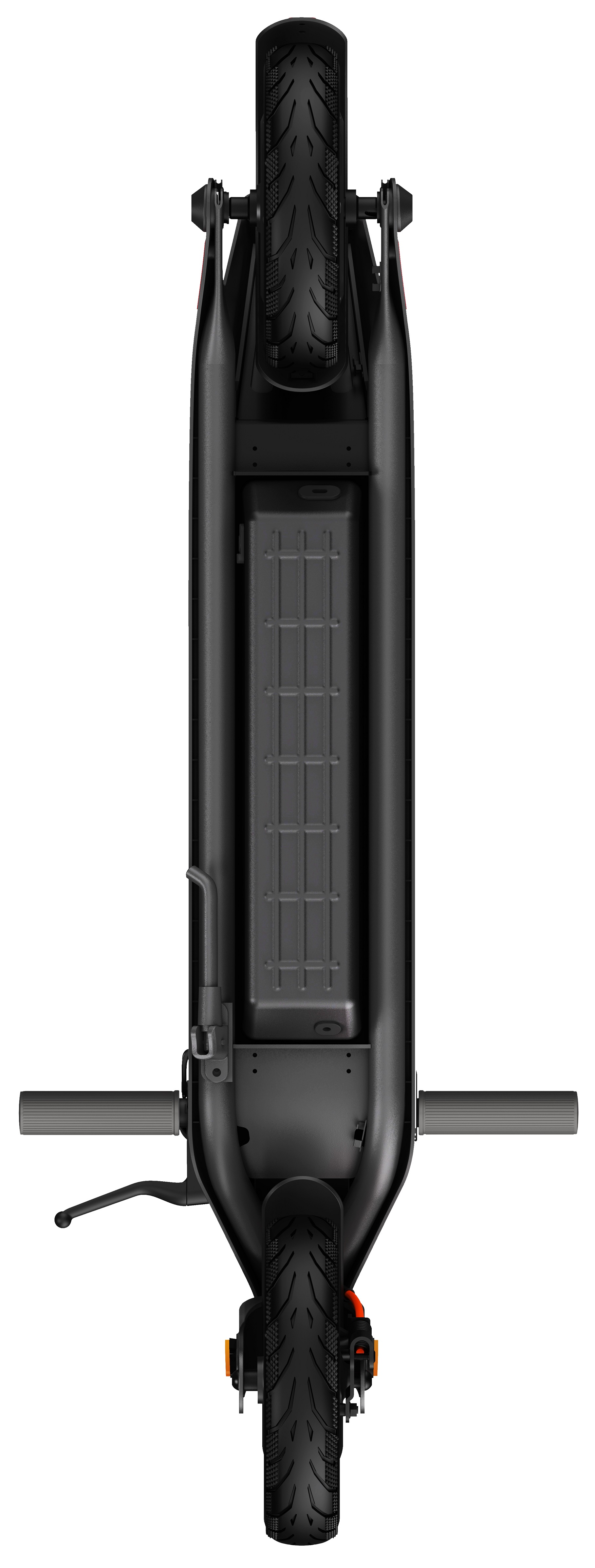 Scooter elettrico, vista dal basso. Vano batteria, telaio nero e pneumatici. Sfondo bianco.