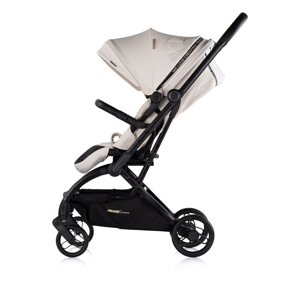Beiger Kinderwagen im Profil mit schwarzem Rahmen. Die Haube ist oben. Der Kinderwagen hat einen schwarzen Korb.