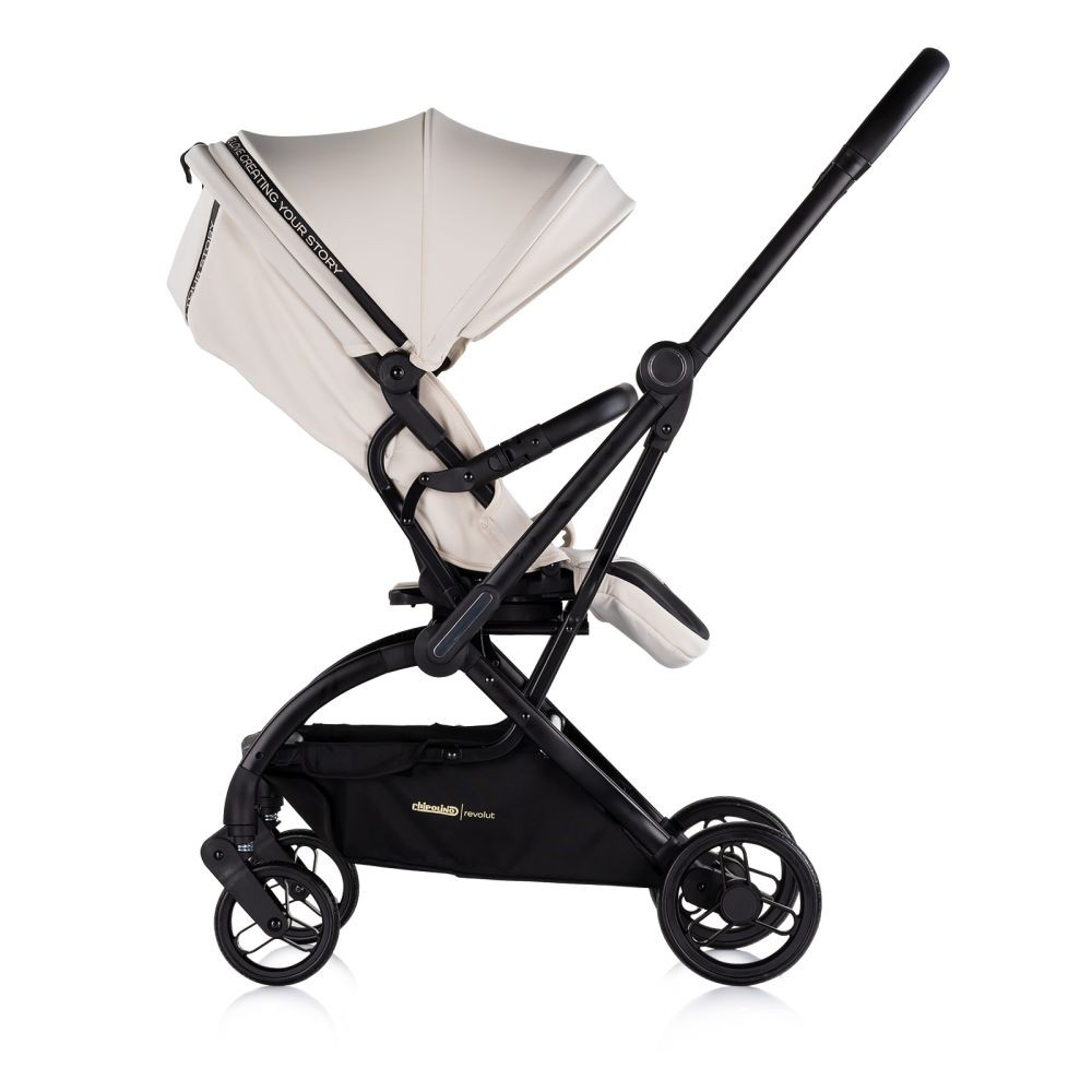 Ein weißer Kinderwagen mit schwarzem Rahmen wird von der Seite gezeigt. Die Räder sind schwarz.