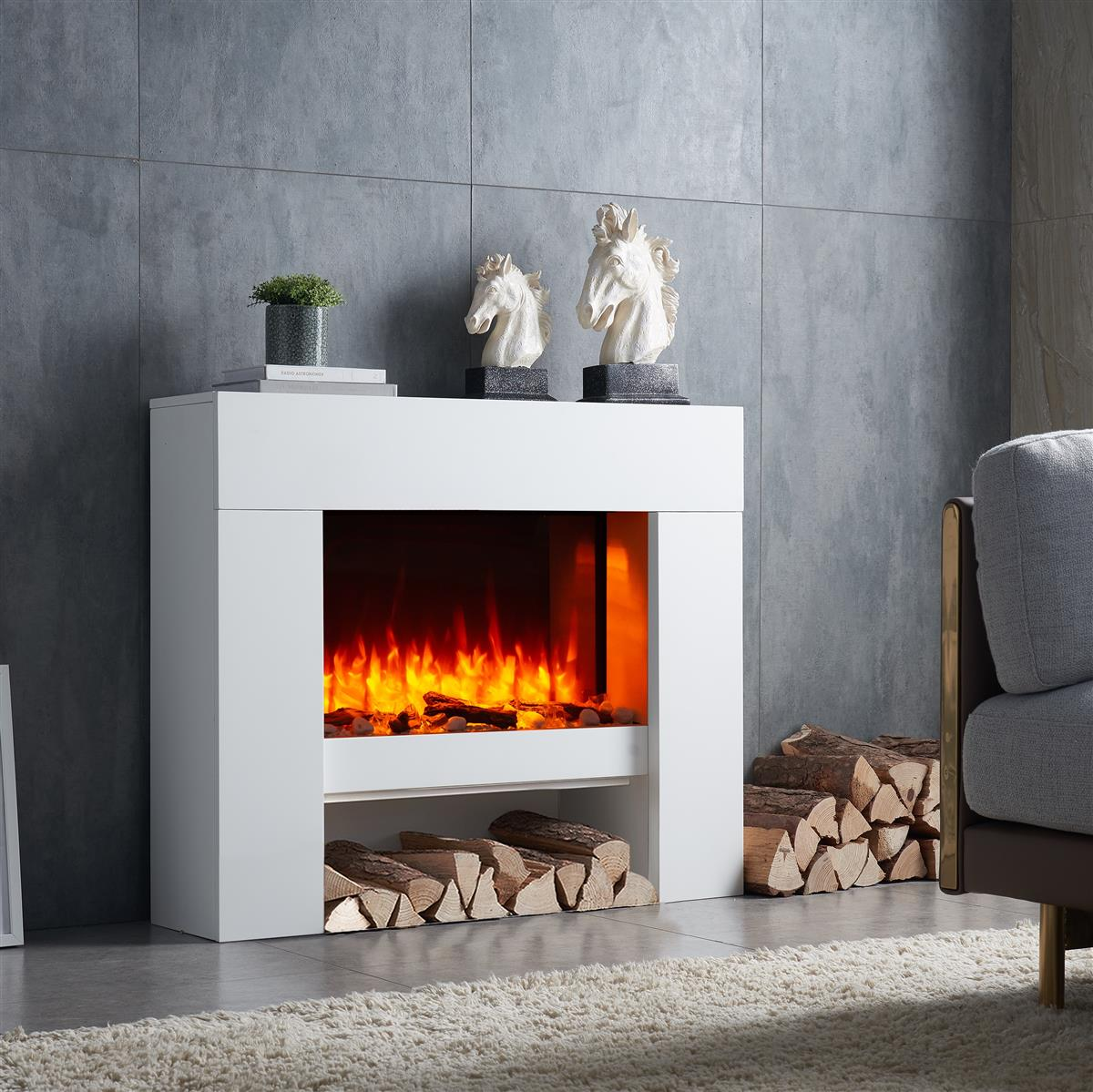 Ein moderner weißer Kamin mit künstlichen Flammen, Holzscheiten und dekorativen Pferdekopf-Figuren.
