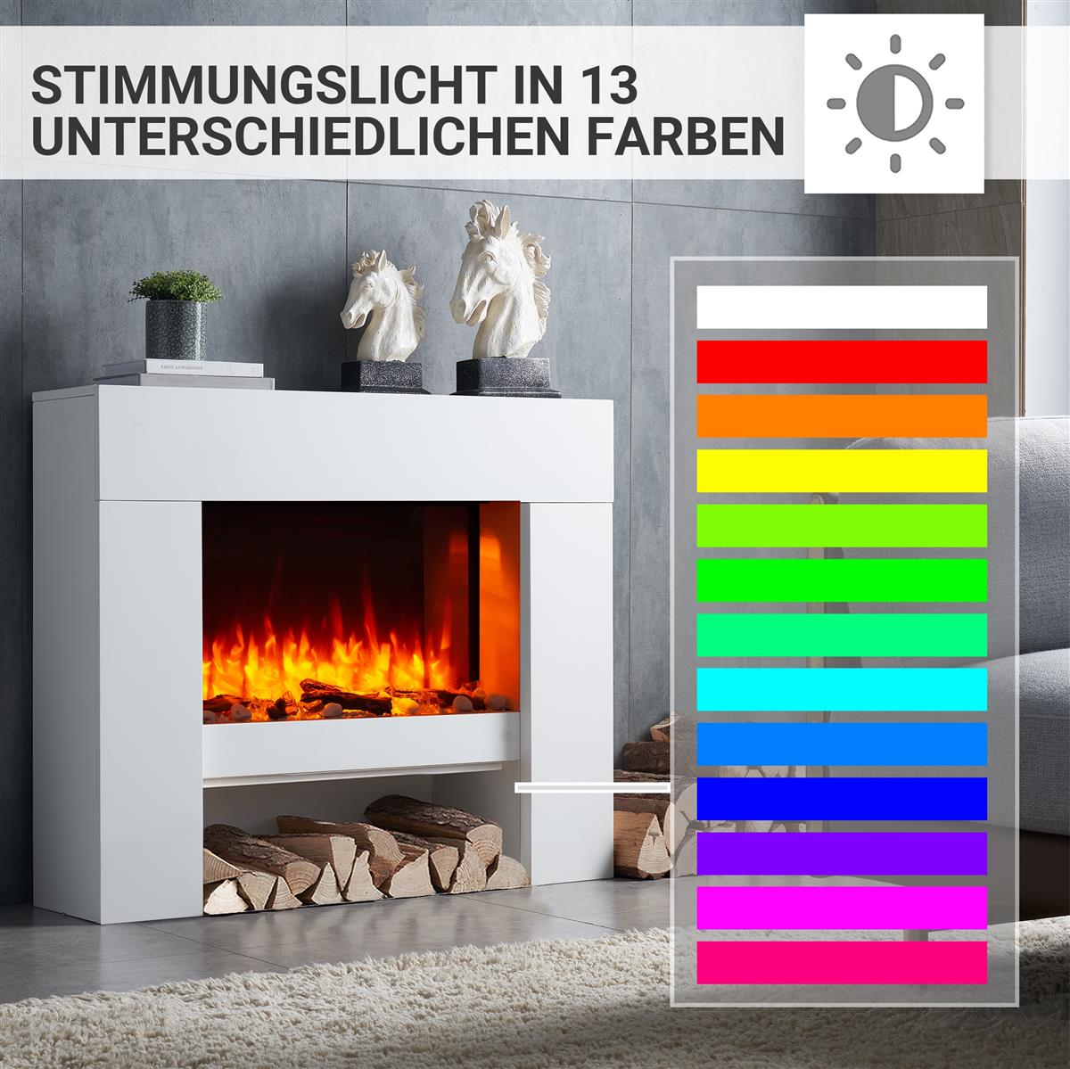 Ein moderner weißer Kamin mit künstlichen Flammen, Holzscheiten und dekorativen Pferdekopf-Figuren, mit angezeigten Farboptionen.
