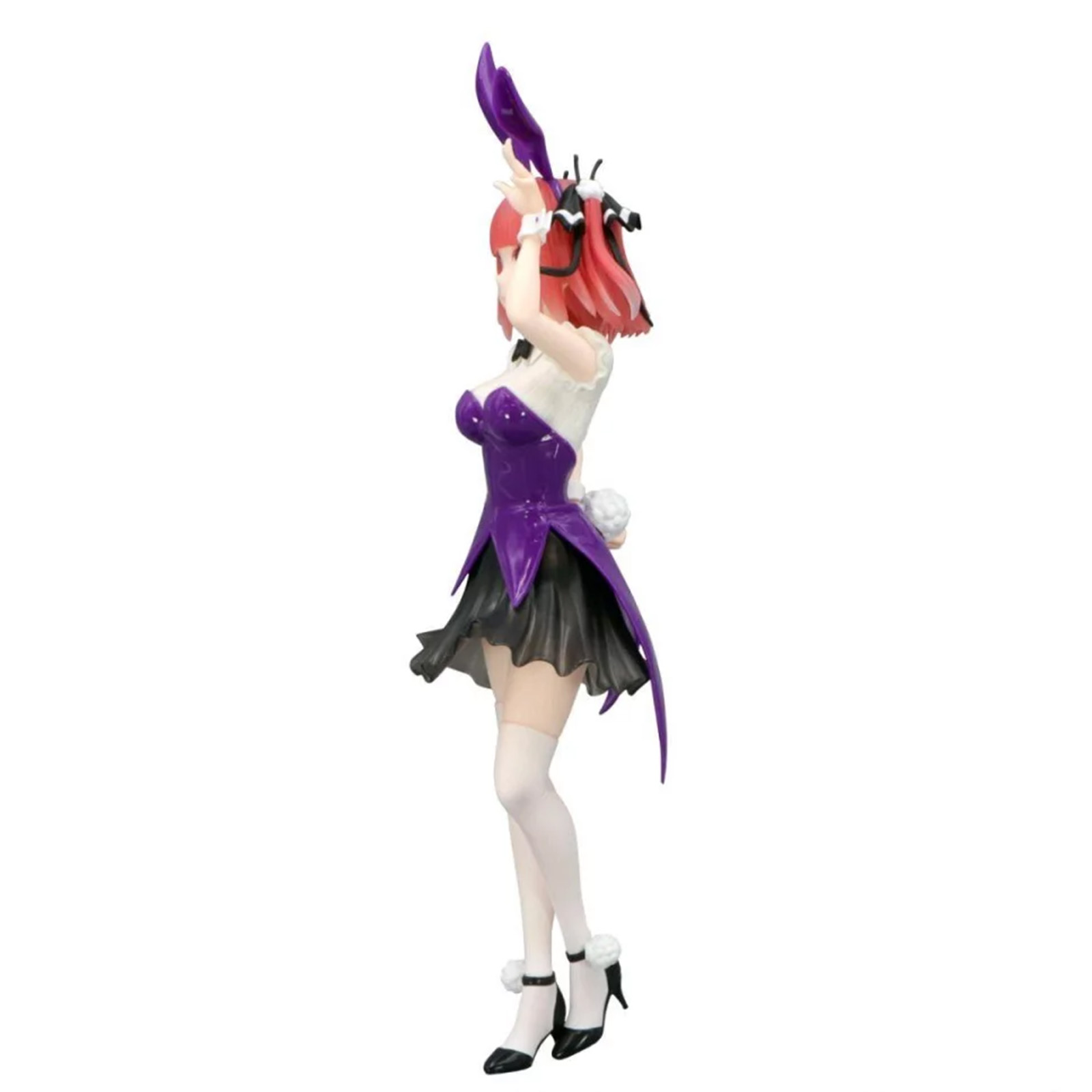 Seitenprofil einer Anime-Figur in einem Bunny-Anzug mit roten Haaren auf weißem Hintergrund.