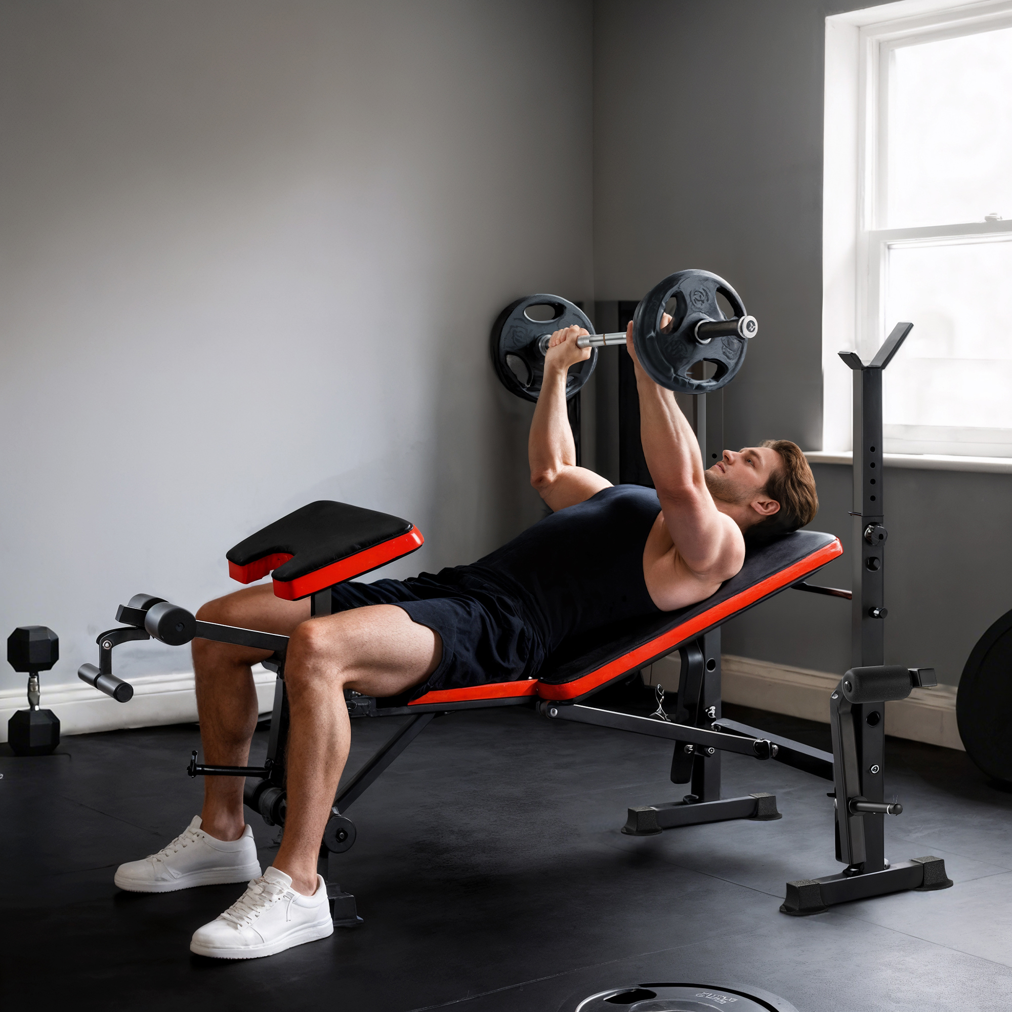 Ein Mann hebt Gewichte auf einer schwarz-roten Hantelbank in einem Heim-Fitnessstudio. Weiße Turnschuhe sind sichtbar.