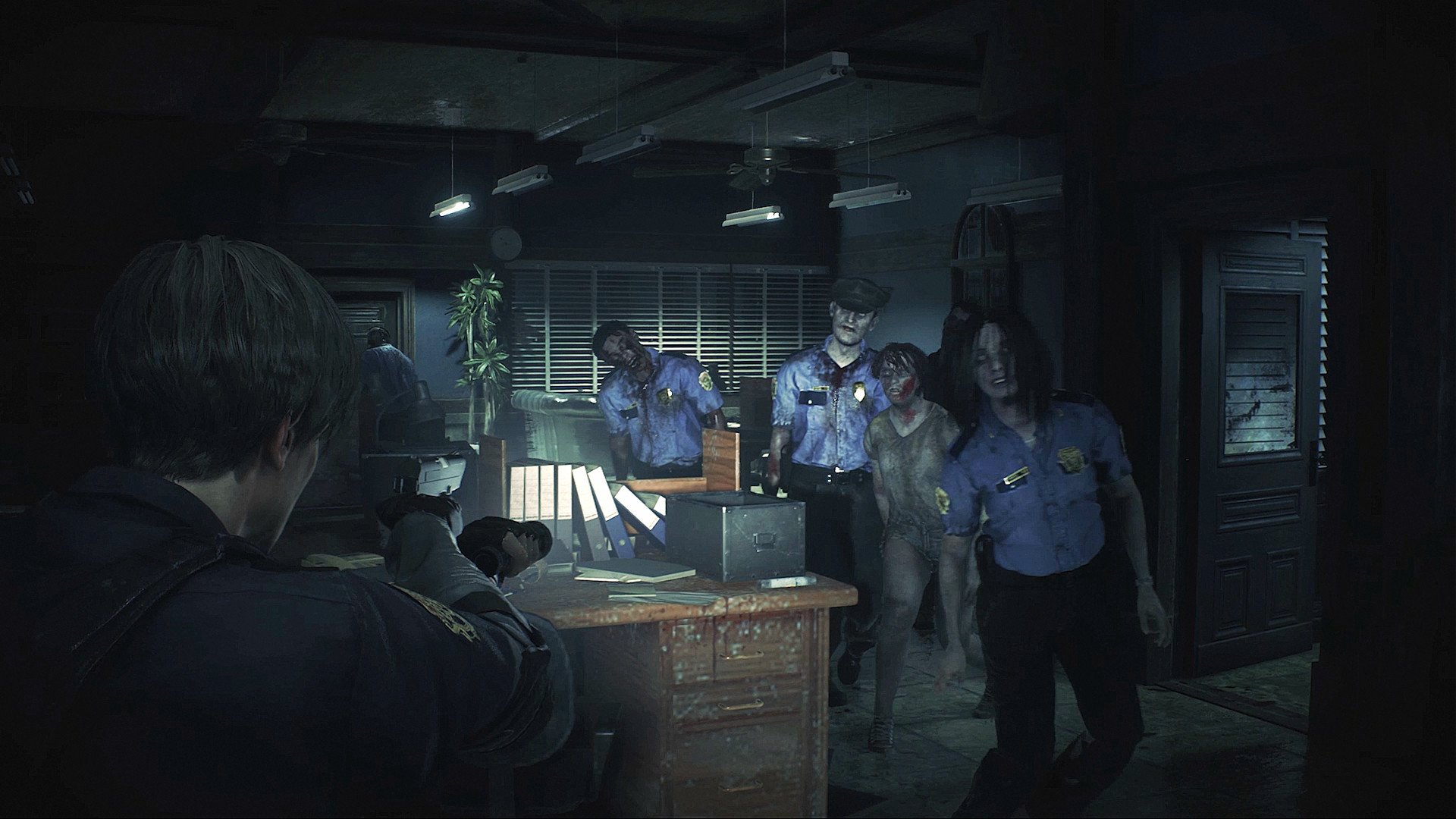 Mężczyzna celuje z pistoletu w zombie na komisariacie. Zombie w tle.