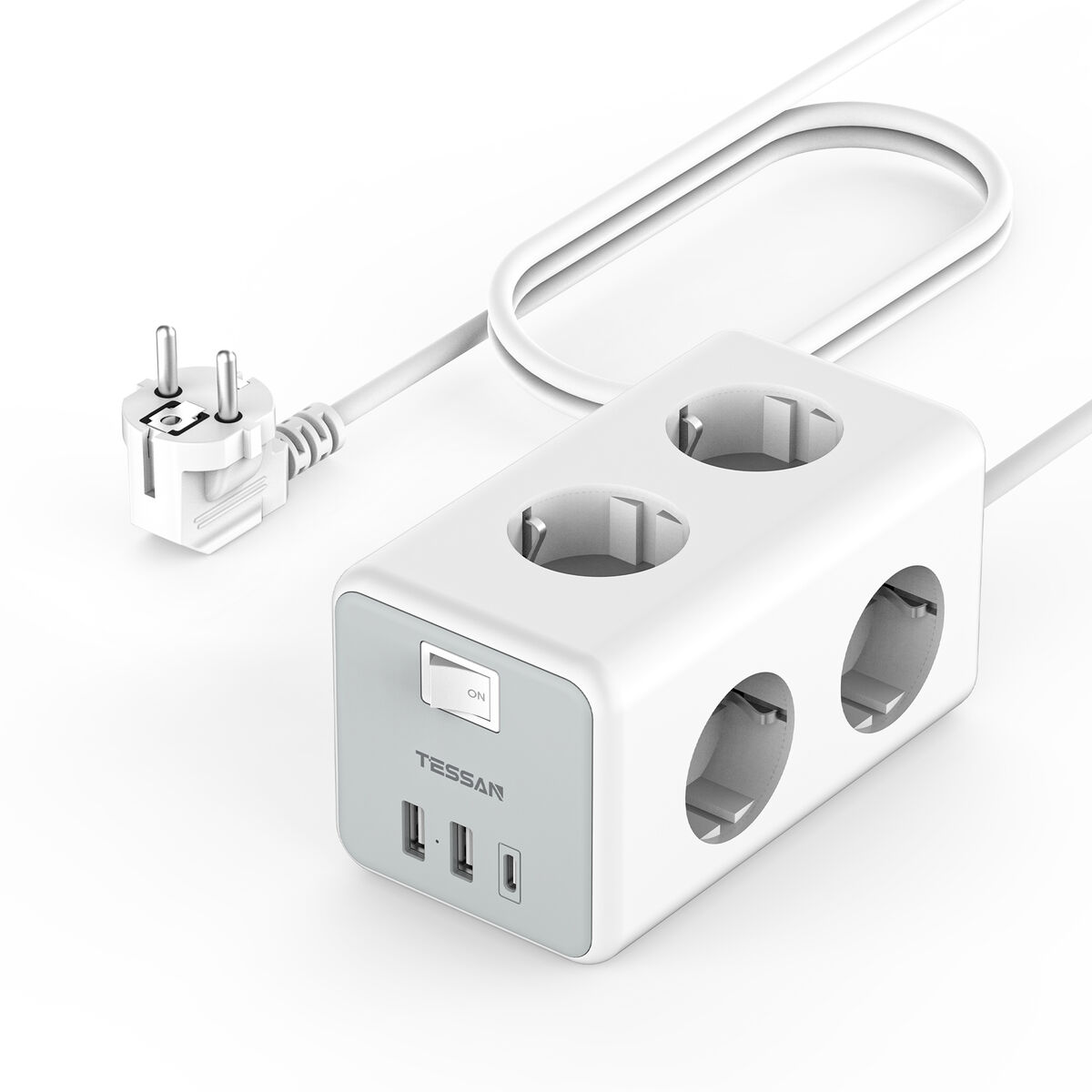 Una ciabatta bianca con tre prese e tre porte USB, con una spina collegata.