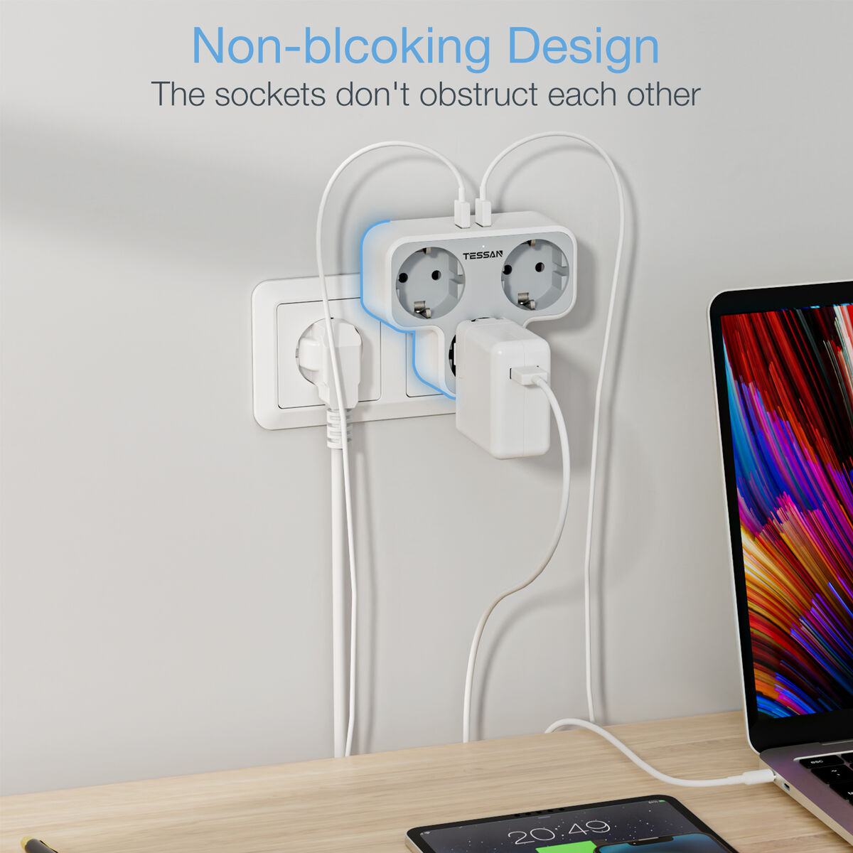 Regleta con tres enchufes, un enchufe y dispositivos enchufados. Texto: 'Non-blocking Design'.