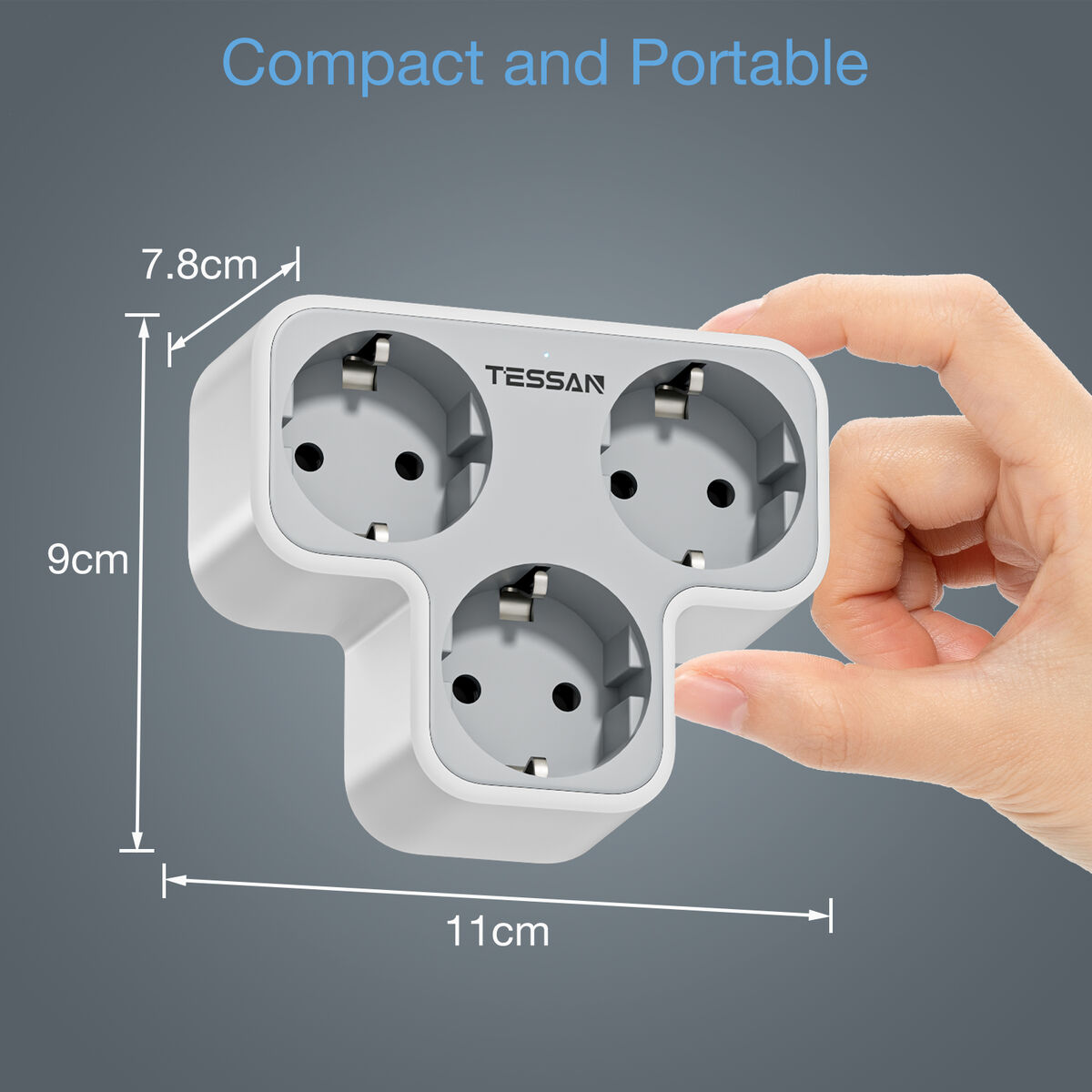 Mano sosteniendo un adaptador de corriente blanco con tres enchufes. Texto: 'Compact and Portable'.