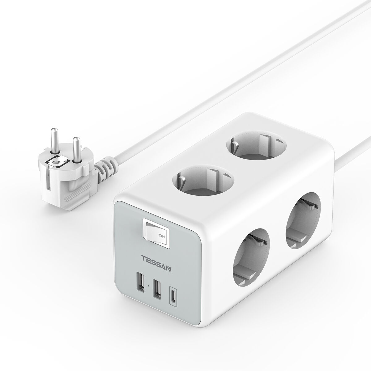 Una ciabatta bianca con tre prese, una spina e tre porte USB. Lo sfondo è bianco.
