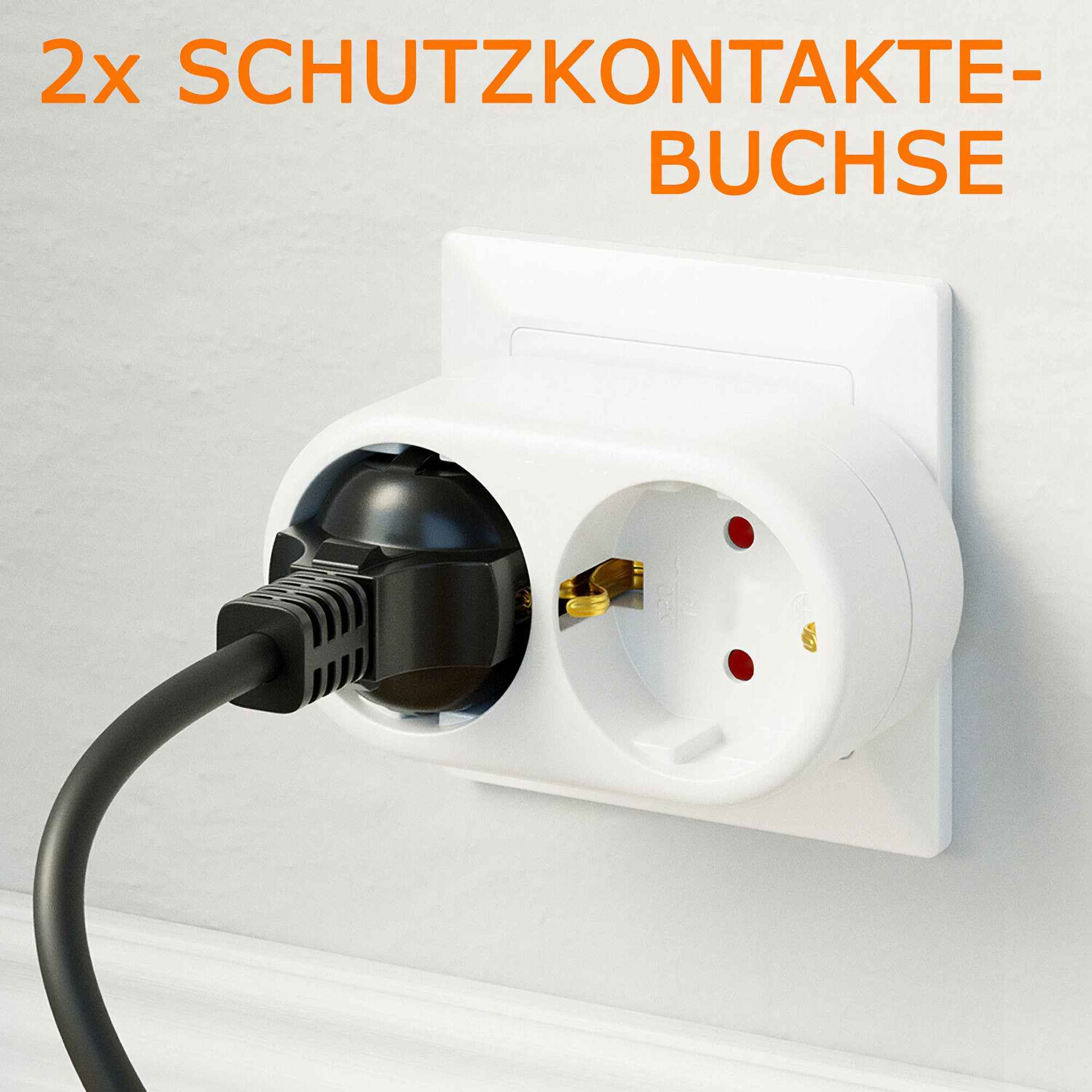 Ein schwarzer Stecker ist in eine weiße Doppelsteckdose an einer Wand gesteckt. Text sagt '2x SchutzKontakteBuchse'.