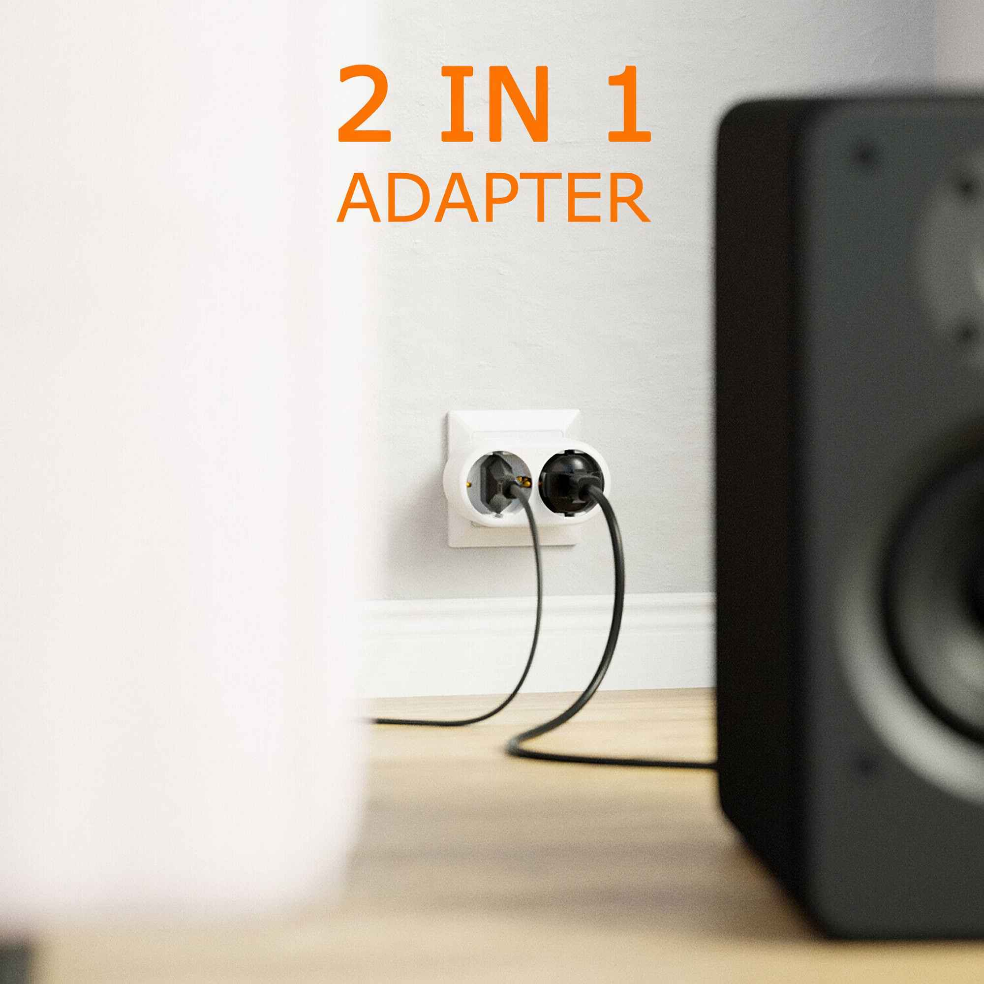 Zwei-in-Eins-Adapter in der Steckdose. Im Hintergrund ist ein Lautsprecher zu sehen.