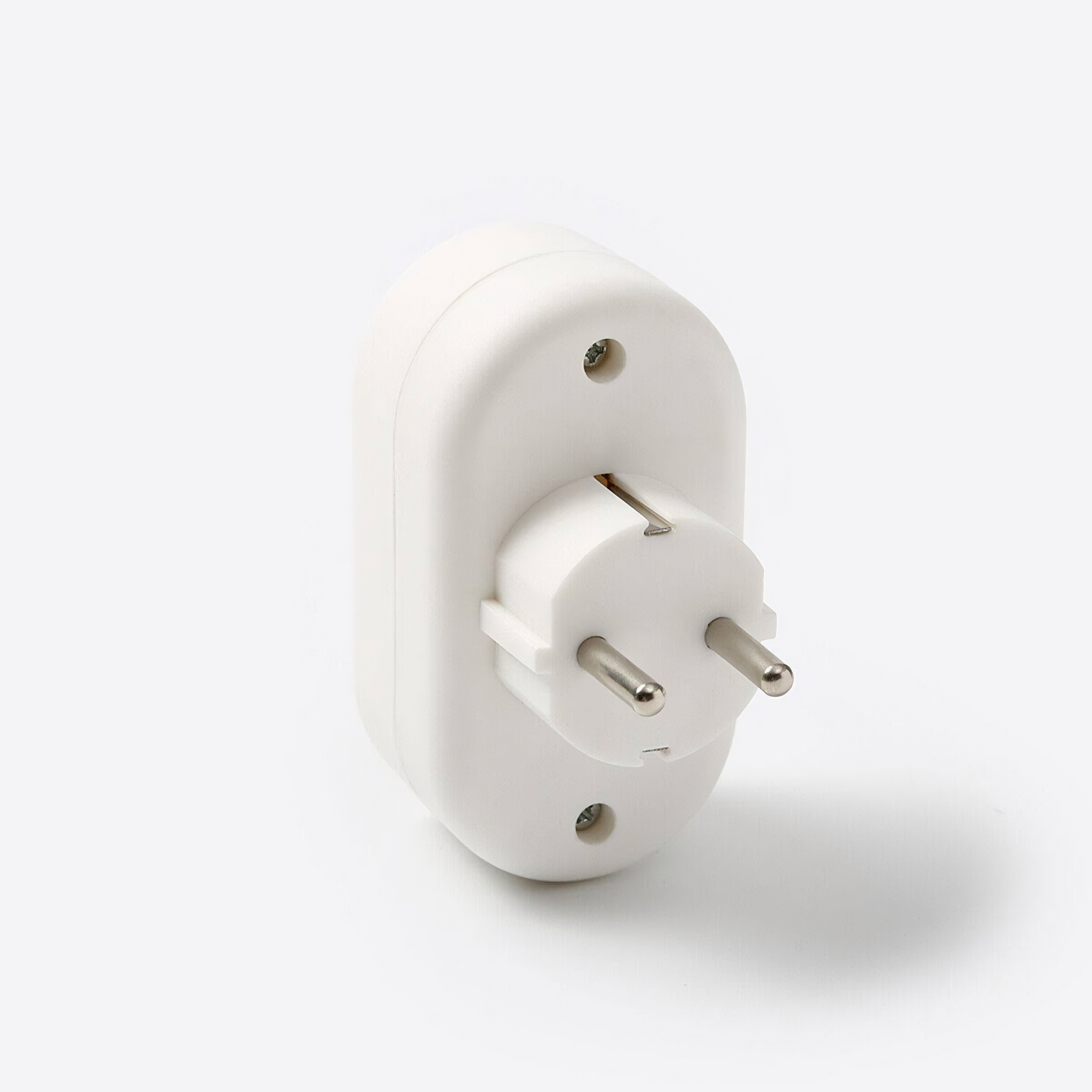 Ein weißer Steckeradapter mit zwei Stiften. Es ist ein Adapter im europäischen Stil mit sauberem Design.