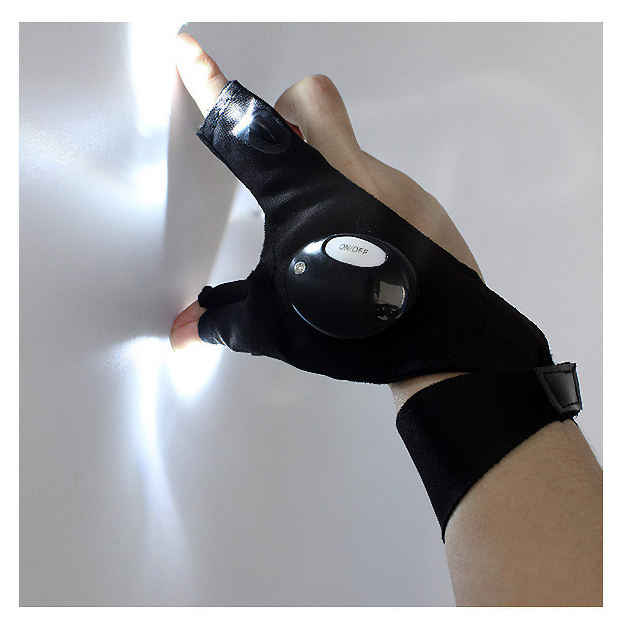 Ein schwarzer Handschuh mit eingebauten Lichtern an den Fingern und einem runden Bedienelement.