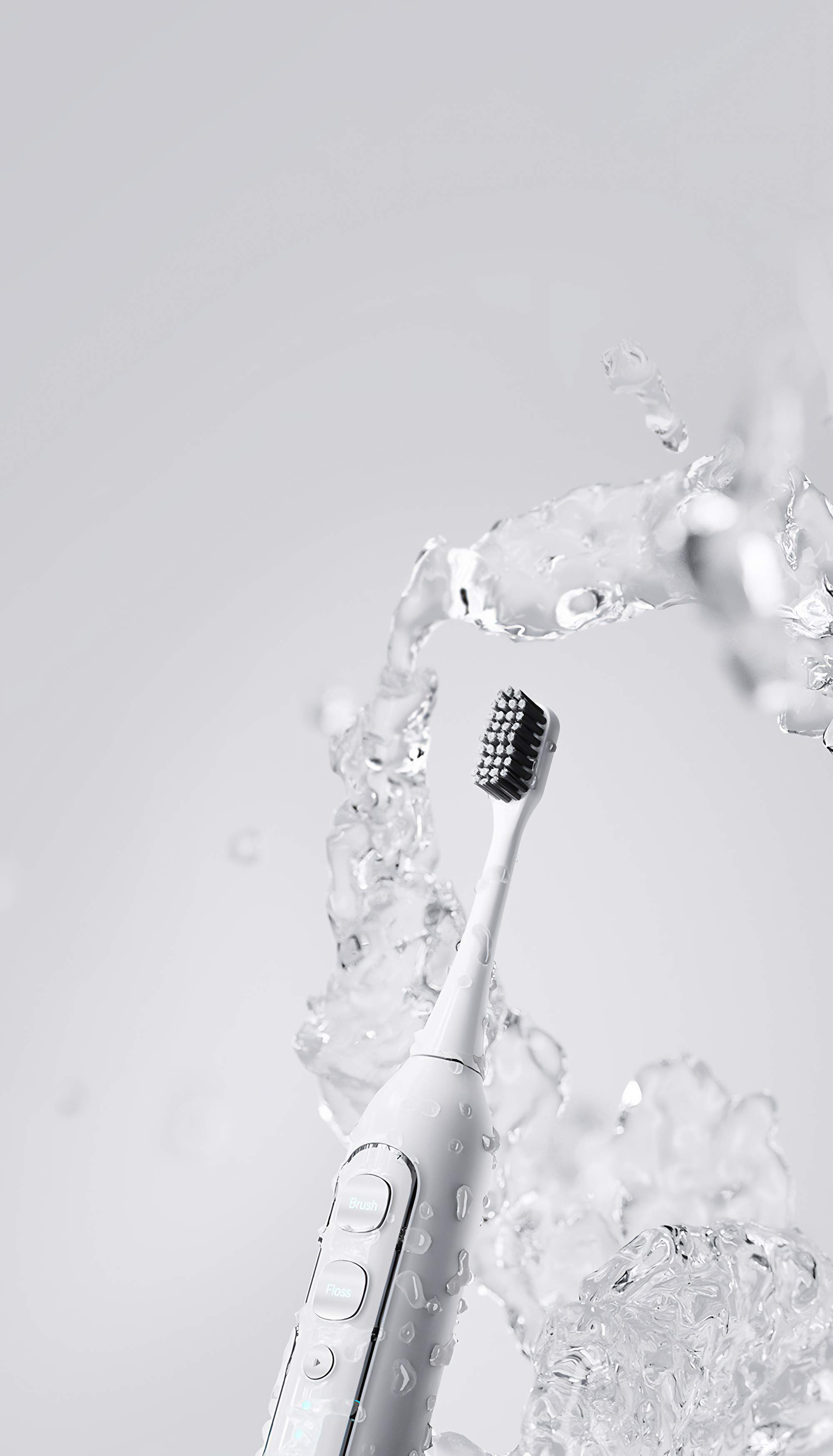 Eine elektrische Zahnbürste, umgeben von Wasserspritzern, mit sauberem, weißem Hintergrund.