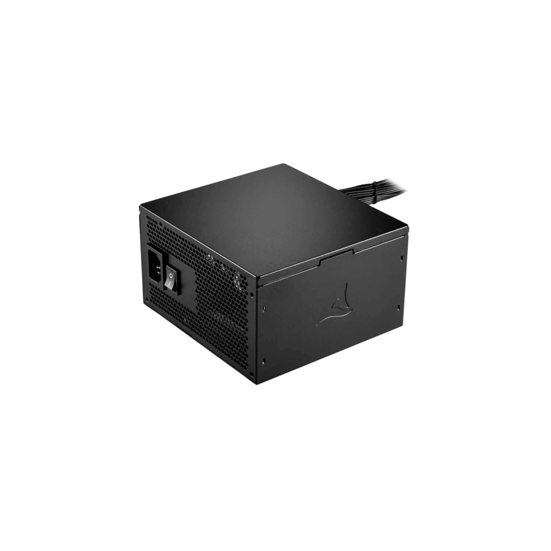 Alimentatore nero. Ha un pulsante di accensione e un logo. L'alimentatore è su sfondo bianco.