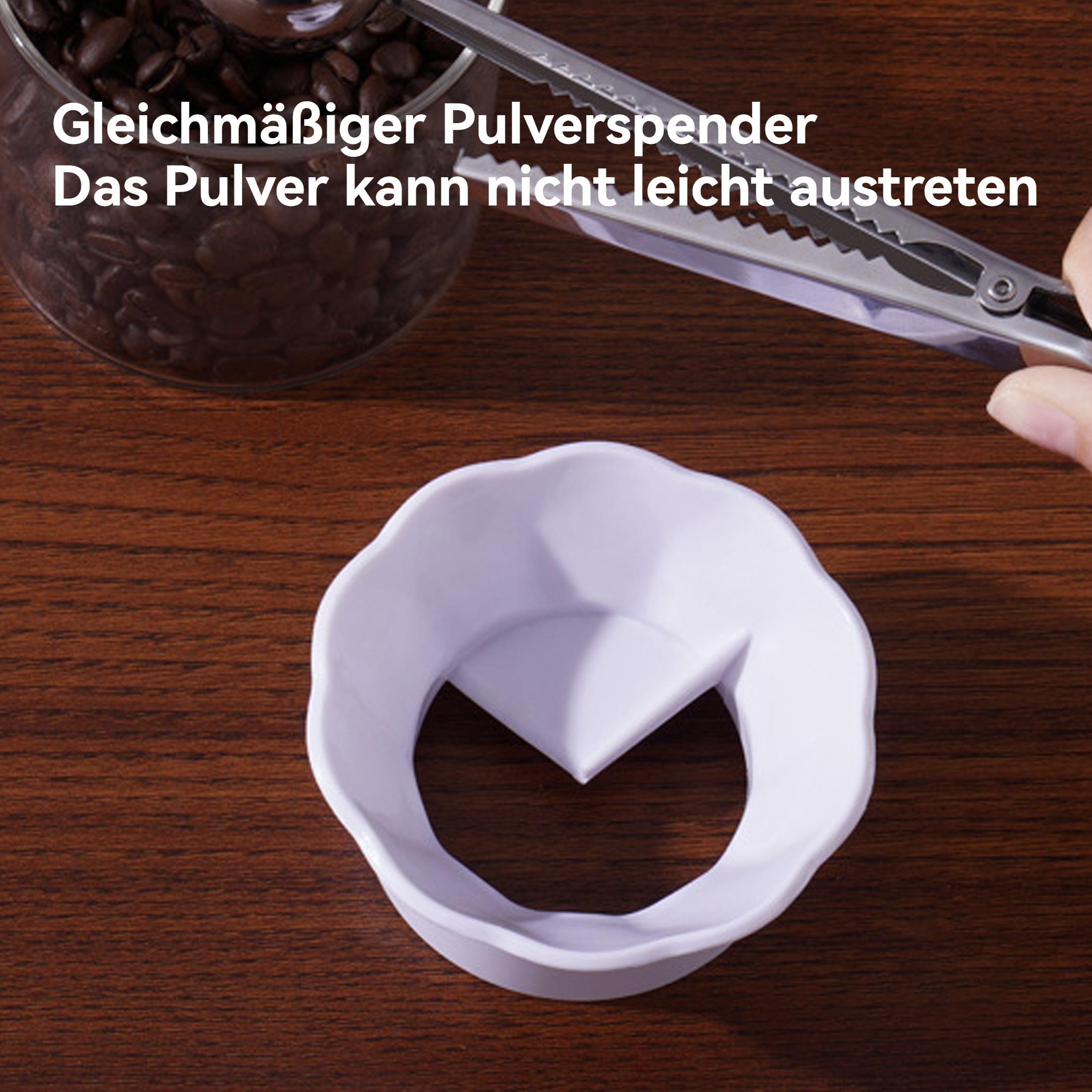 Nahaufnahme eines weißen Kaffeepulverspenders mit einem Löffel und einem weißen Behälter auf einer Holzoberfläche.
