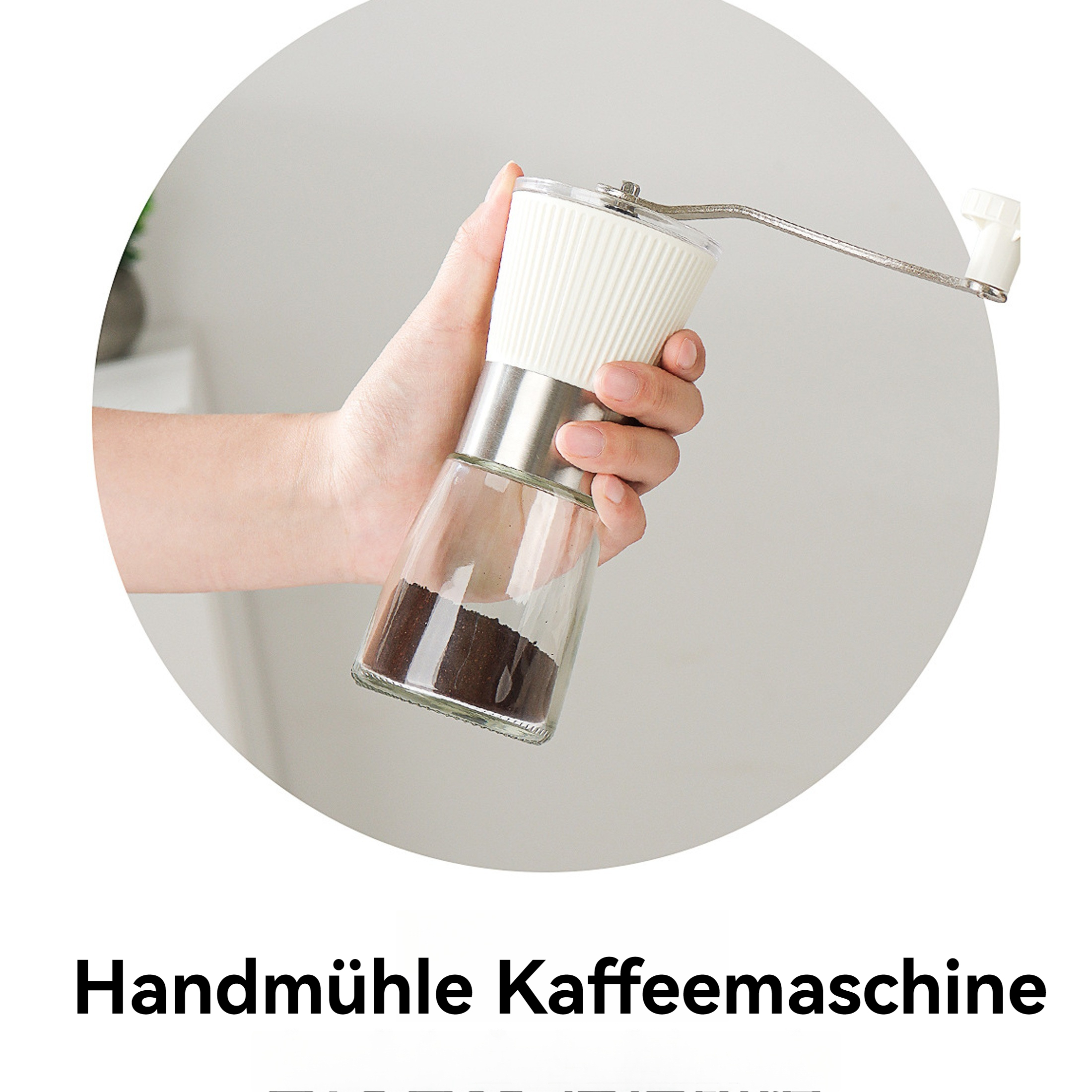 Die Hand einer Person, die eine weiße und gläserne manuelle Kaffeemühle mit der Aufschrift 'Handmühle Kaffeemaschine' hält.