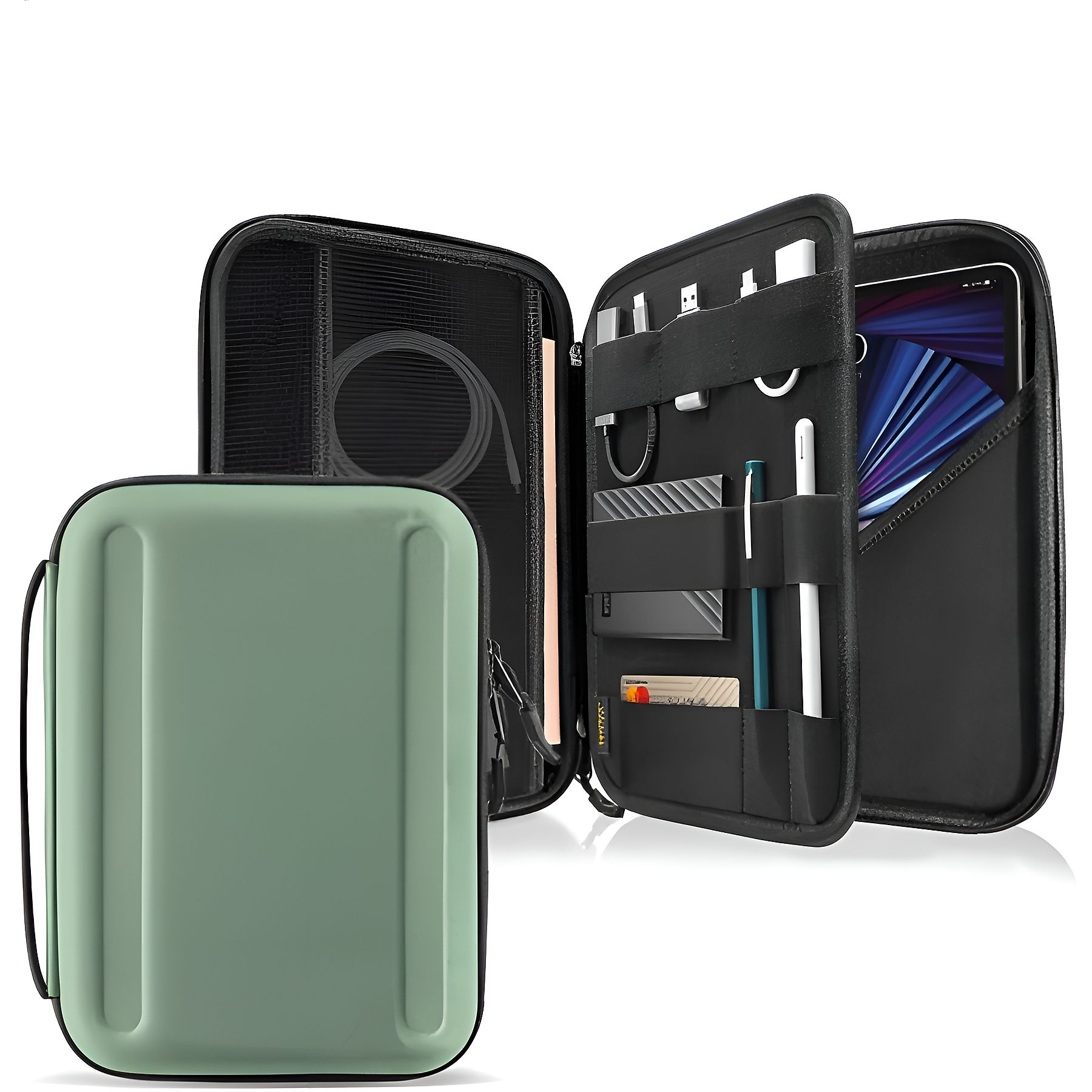 Ein grüner Reisekoffer, geöffnet, um ein Tablet, Stifte, Karten und eine tragbare Festplatte zu zeigen.
