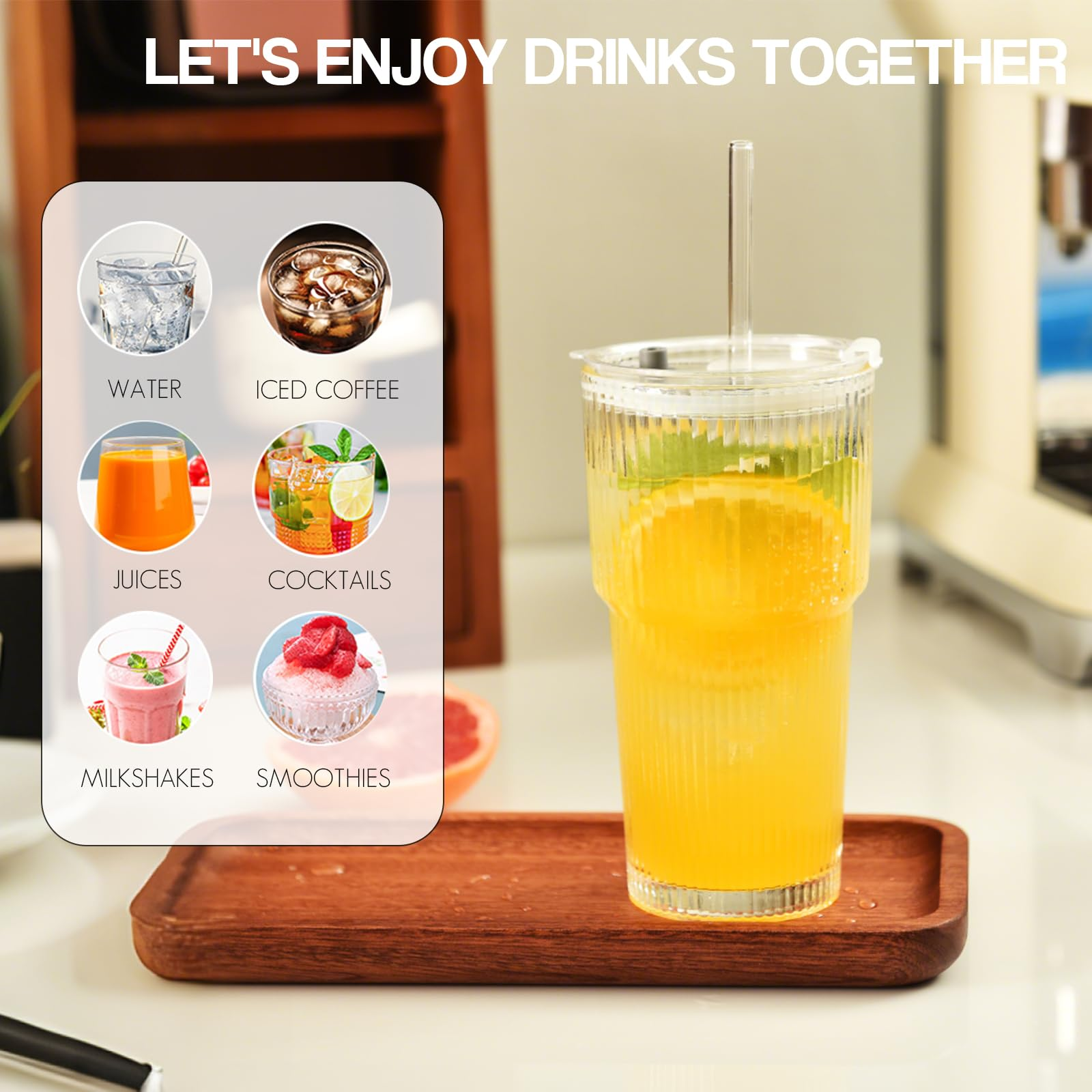 Ein Glas Orangensaft mit Strohhalm steht auf einem Holztablett. Andere Getränke, wie Wasser, sind im Hintergrund zu sehen.