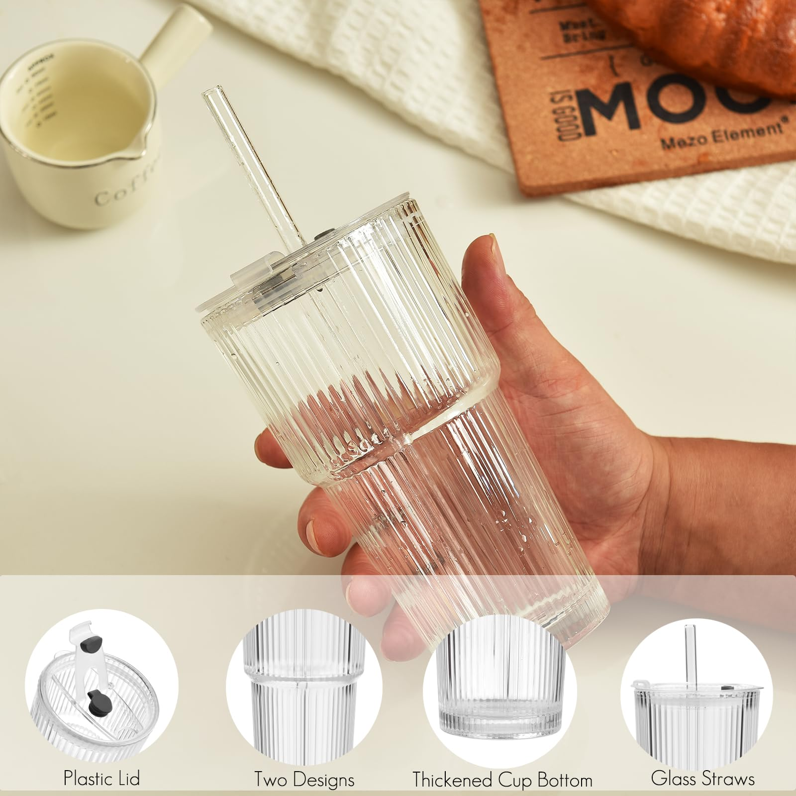 Eine Hand hält ein durchsichtiges Glas mit Strohhalm und Deckel. Details des Glases werden in den unteren Ecken gezeigt.