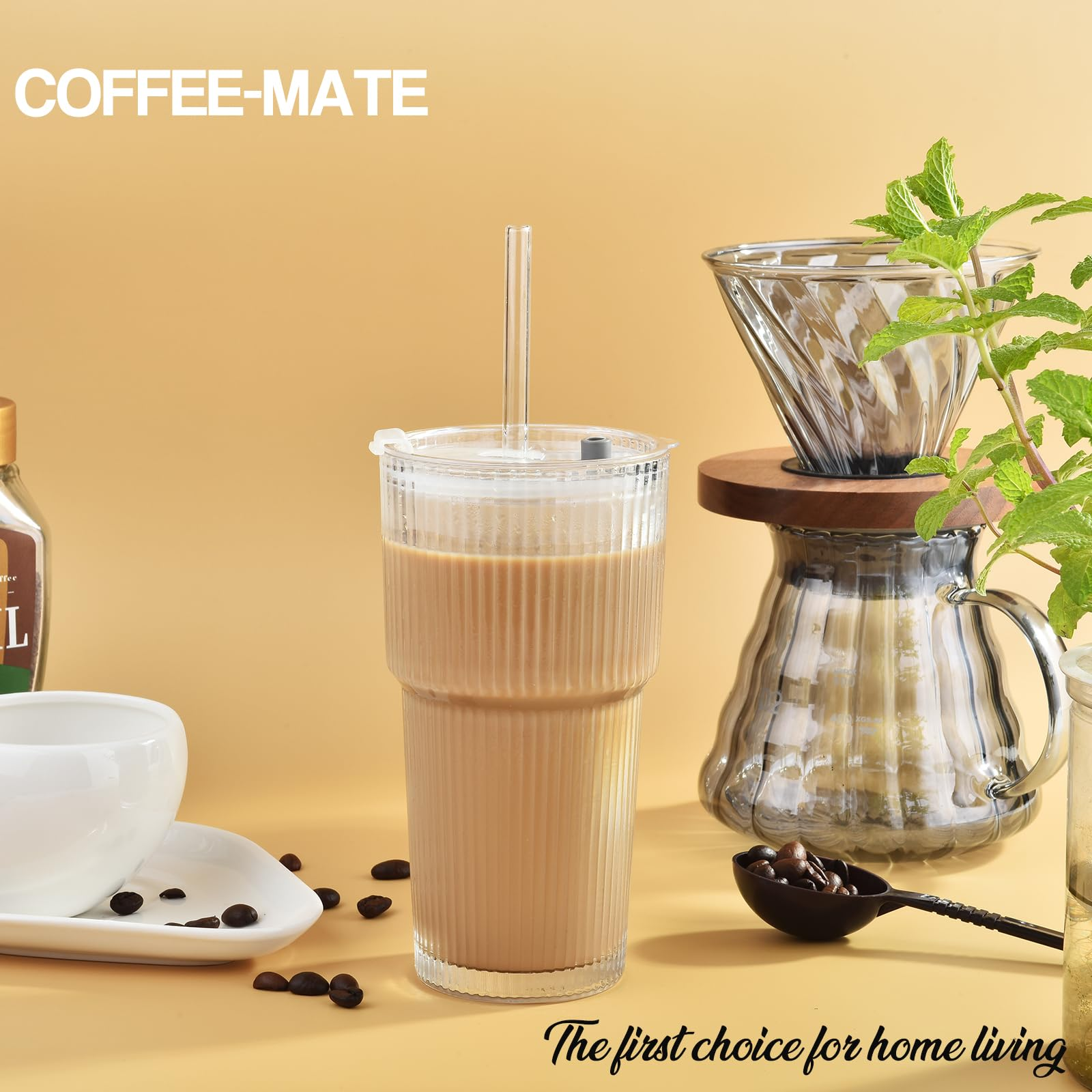 Ein Glas mit Kaffee, Strohhalm, Kaffeebohnen und Dripper. Text: Die erste Wahl für das Wohnen.