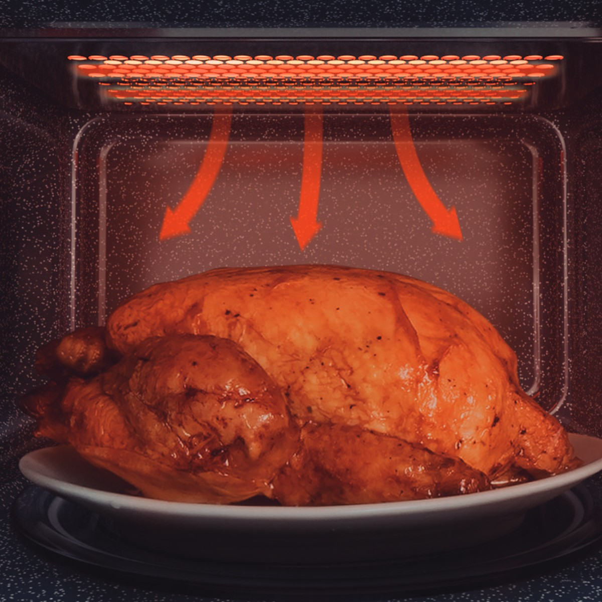 Cały pieczony kurczak w kuchence mikrofalowej. Czerwone strzałki pokazują rozkład ciepła. Ciemne wnętrze.