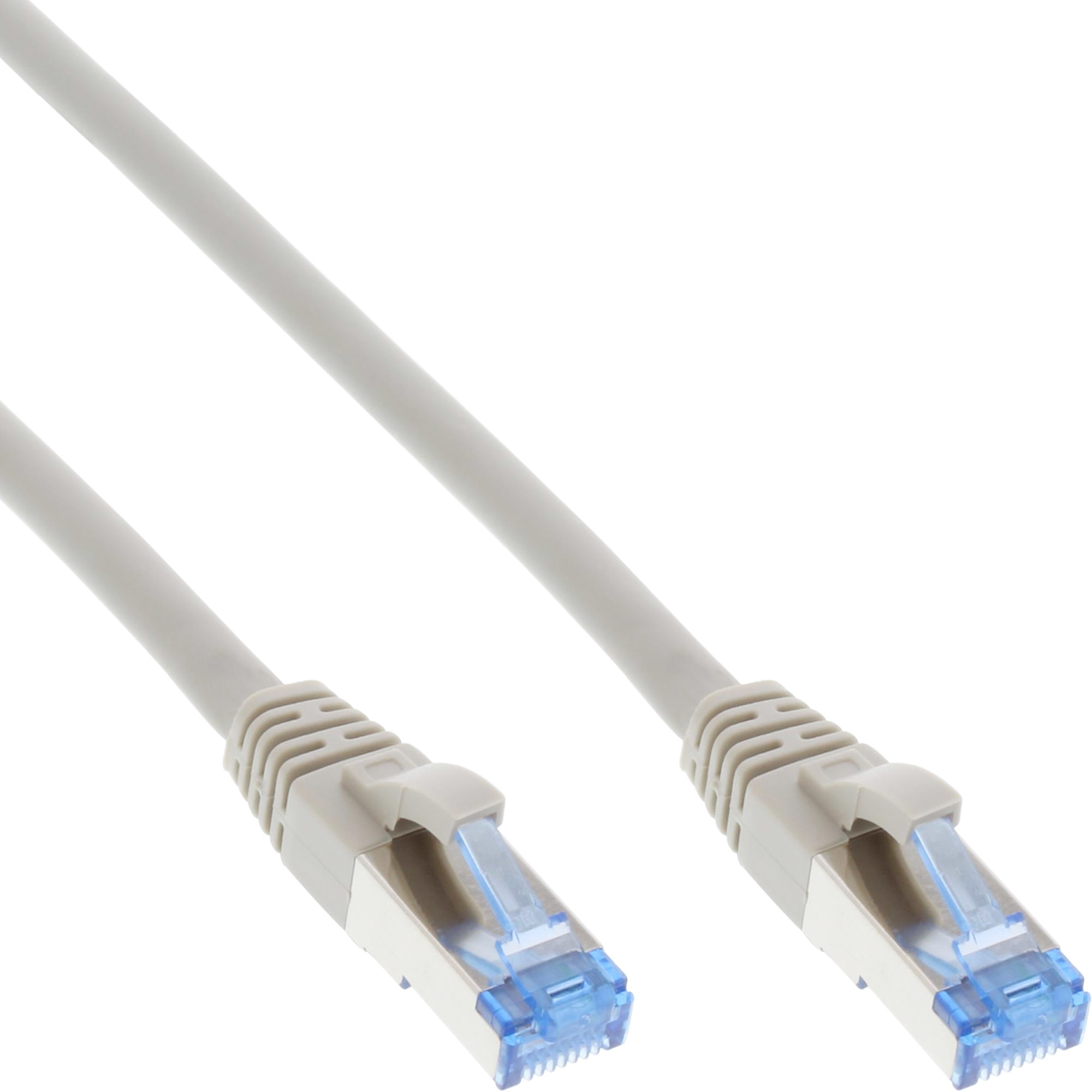 Szary kabel Ethernet z niebieskimi złączami, na białym tle.
