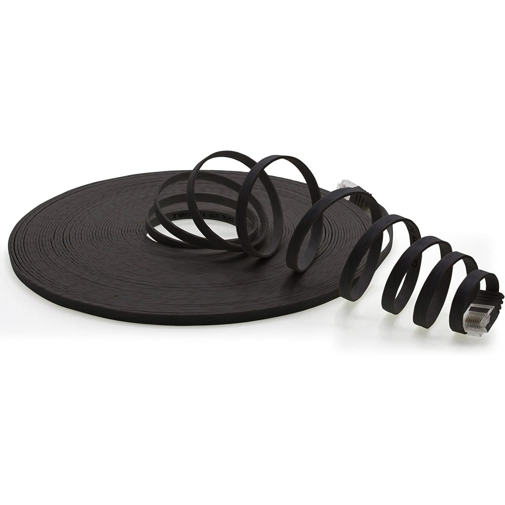 Cavo di rete nero arrotolato con connettore su sfondo bianco.