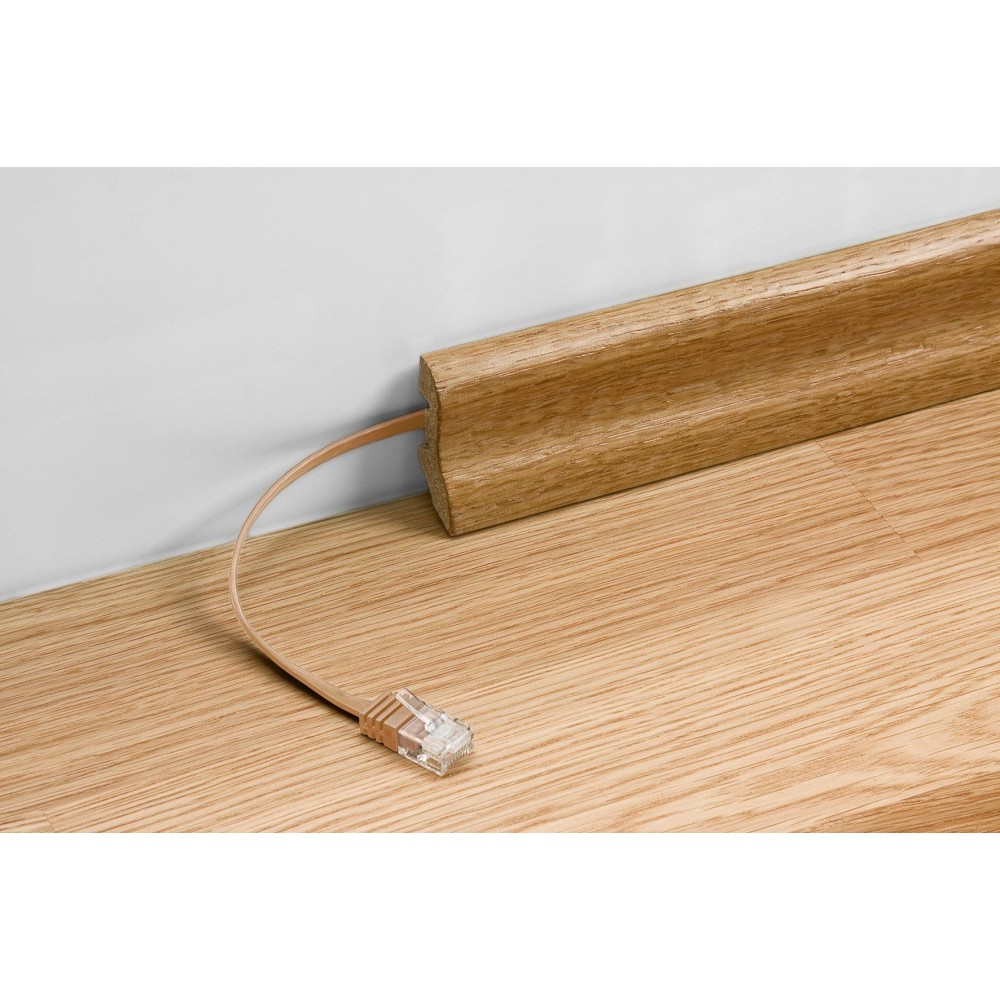 Cavo Ethernet che esce da zoccolo in legno, connettore RJ45 visibile.