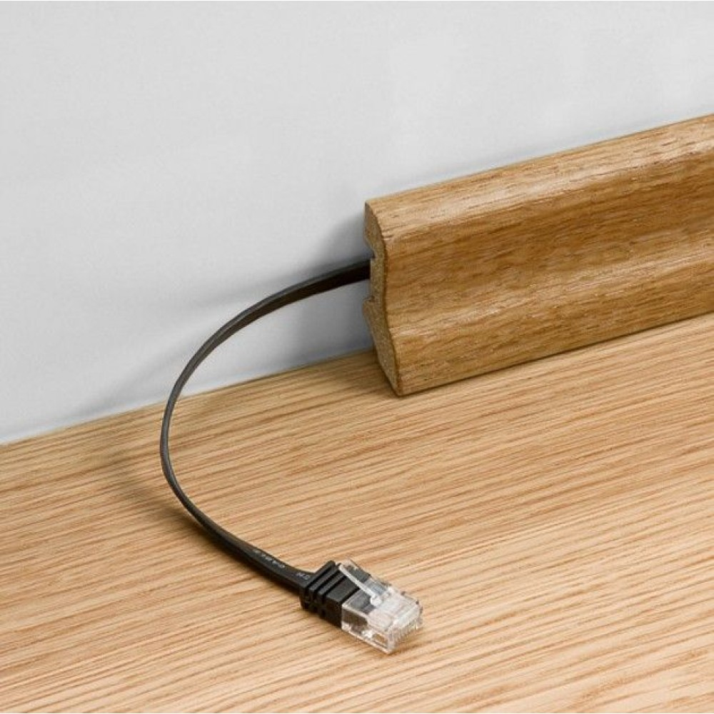 Cavo Ethernet con connettore RJ45, da zoccolo su pavimento in legno.