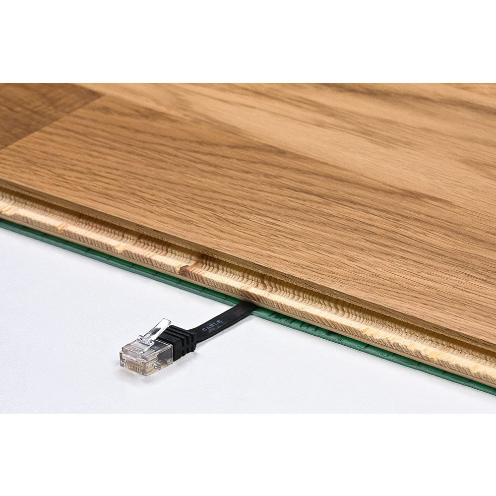 Cavo Ethernet, connettore e dettaglio pavimento in legno.