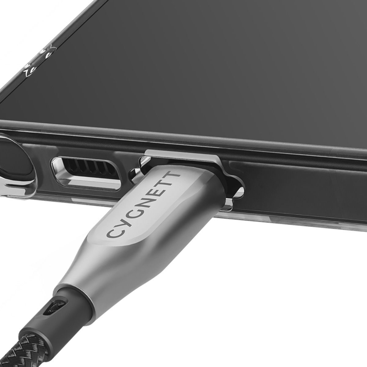 Un primo piano di un cavo USB-C argentato collegato a una custodia per telefono nera. Il marchio CYGNETT è visibile.