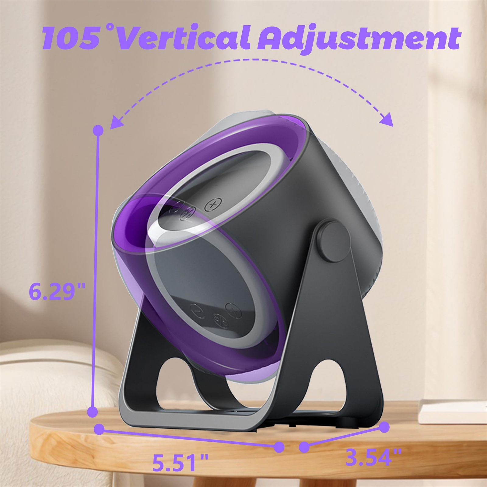 Schwarz-violetter Ventilator mit 105°-Einstellung, auf einem Holztisch. Maße werden gezeigt.