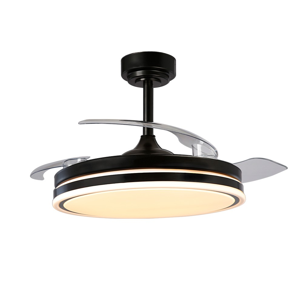 Ventilador de techo negro y plateado con luz. El ventilador tiene una carcasa de motor oscura y aspas curvas.