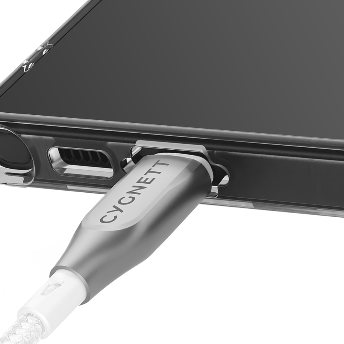 Un telefono è collegato a un caricabatterie con un cavo Cygnett. Il telefono è nero e il cavo è argento.