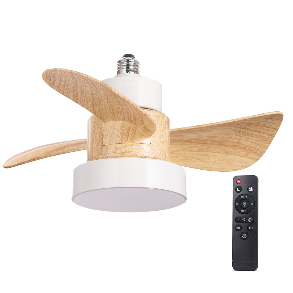 Un ventilador de techo con aspas de madera y base blanca, un control remoto, sobre blanco.