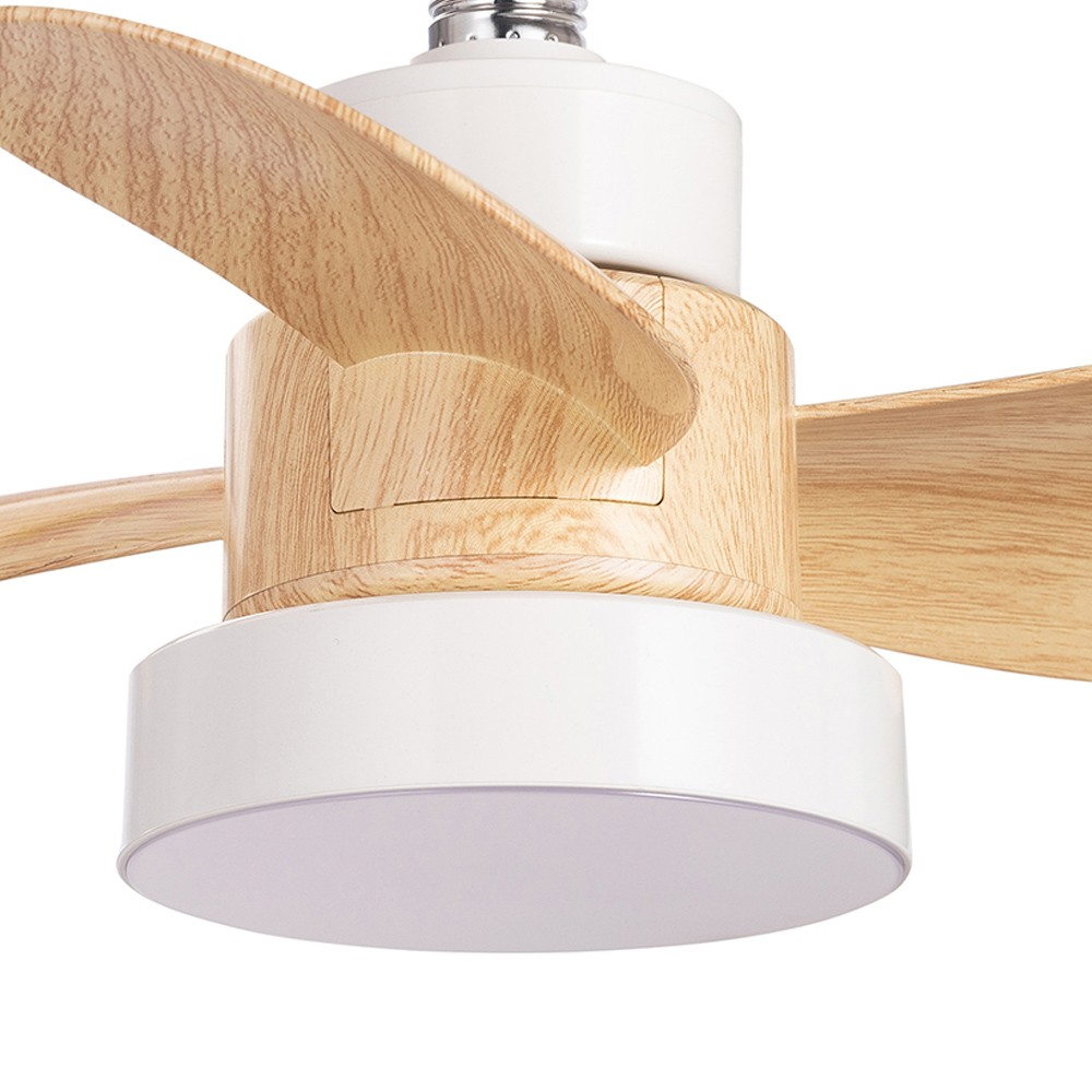 Primer plano de un ventilador de techo con aspas de madera y base blanca, mostrando la luz.