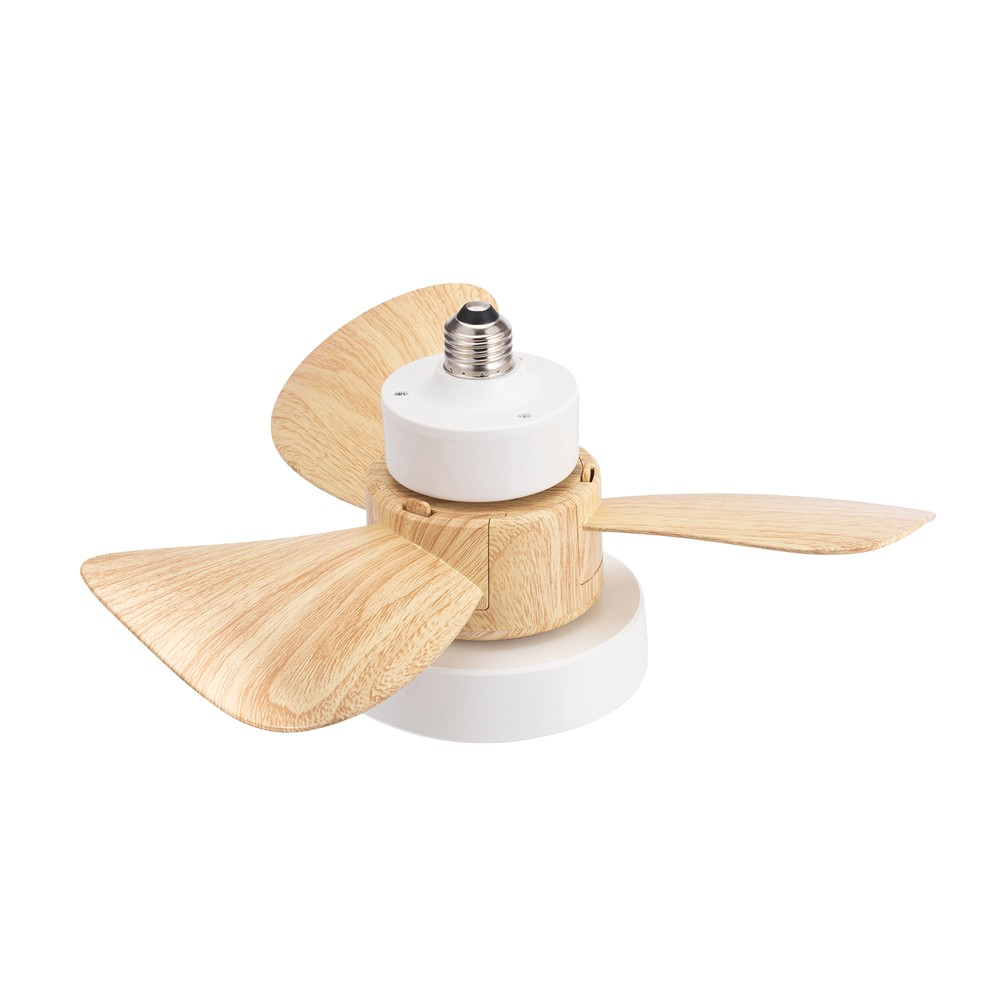 Pequeño ventilador de madera con montura de bombilla y aspas de madera.