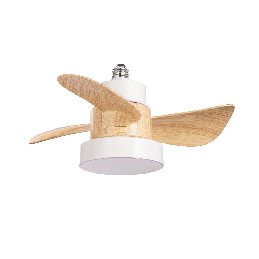 Un ventilador de techo con aspas de madera y base blanca sobre fondo blanco.