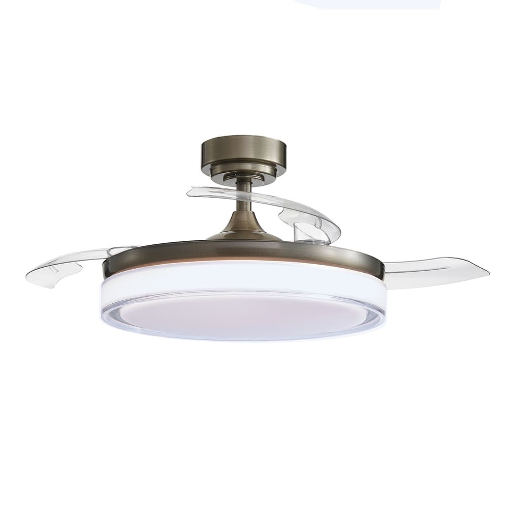 Ventilador de techo con acabado bronce, aspas transparentes y luz integrada. El ventilador está apagado.