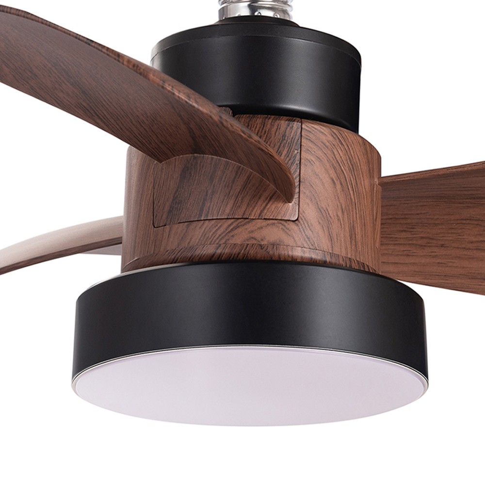 Primer plano del ventilador de techo con aspas marrones, carcasa negra y marrón y luz.