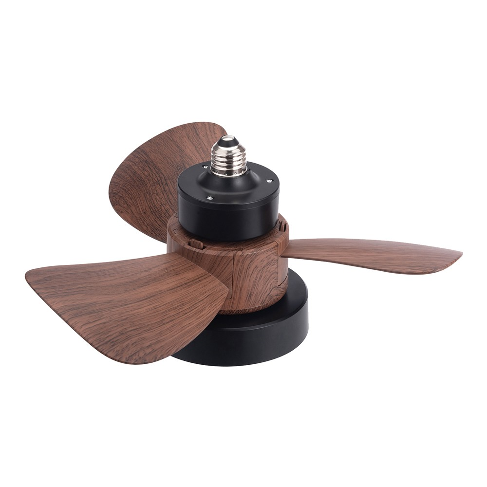 Primer plano de un ventilador de techo con tres aspas marrones y luz blanca.
