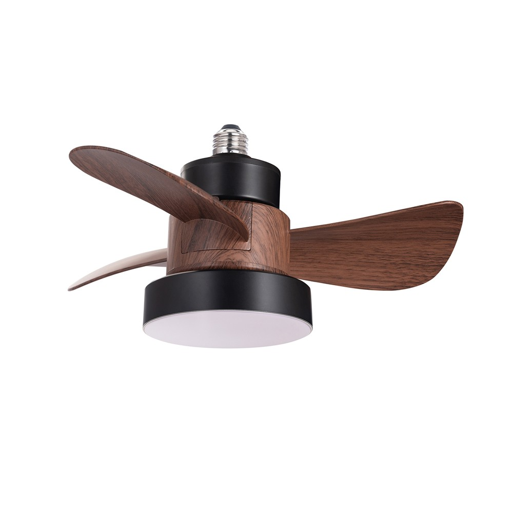 Un ventilador de techo con aspas de madera marrón y una base negra y marrón. Tiene una luz.