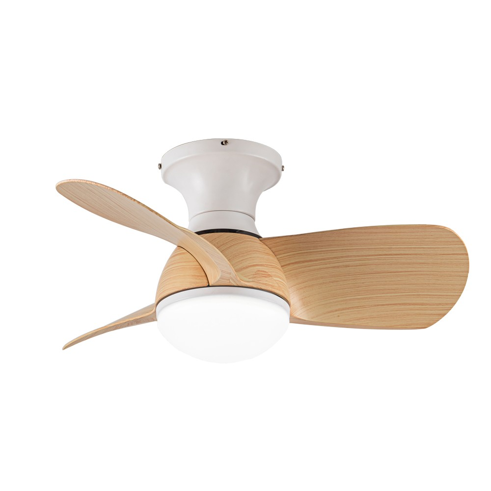 Ventilador de techo con tres aspas de madera, luz blanca y carcasa blanca.