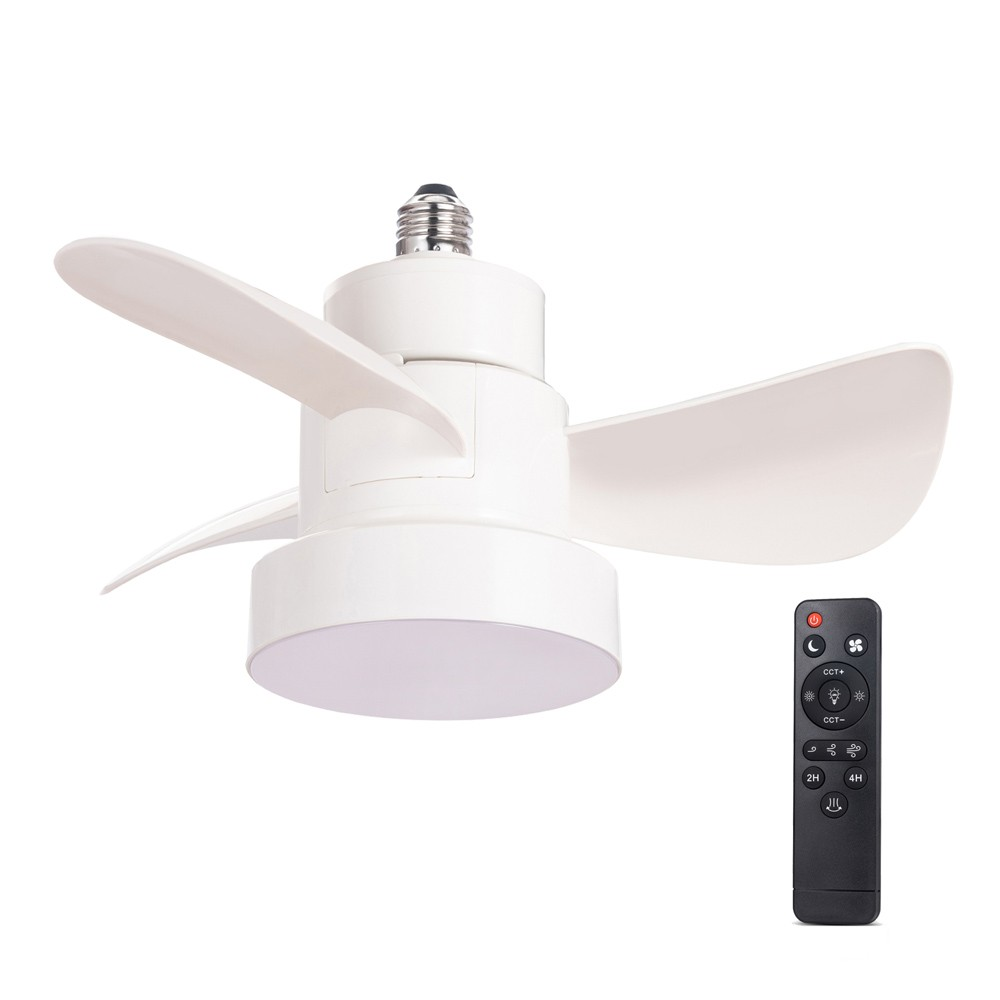 Un ventilador de techo blanco con tres aspas y un mando a distancia sobre un fondo blanco.