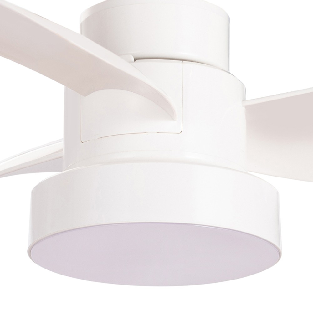 Primer plano de un ventilador de techo blanco, mostrando las aspas, el accesorio y la luz, sobre fondo blanco.